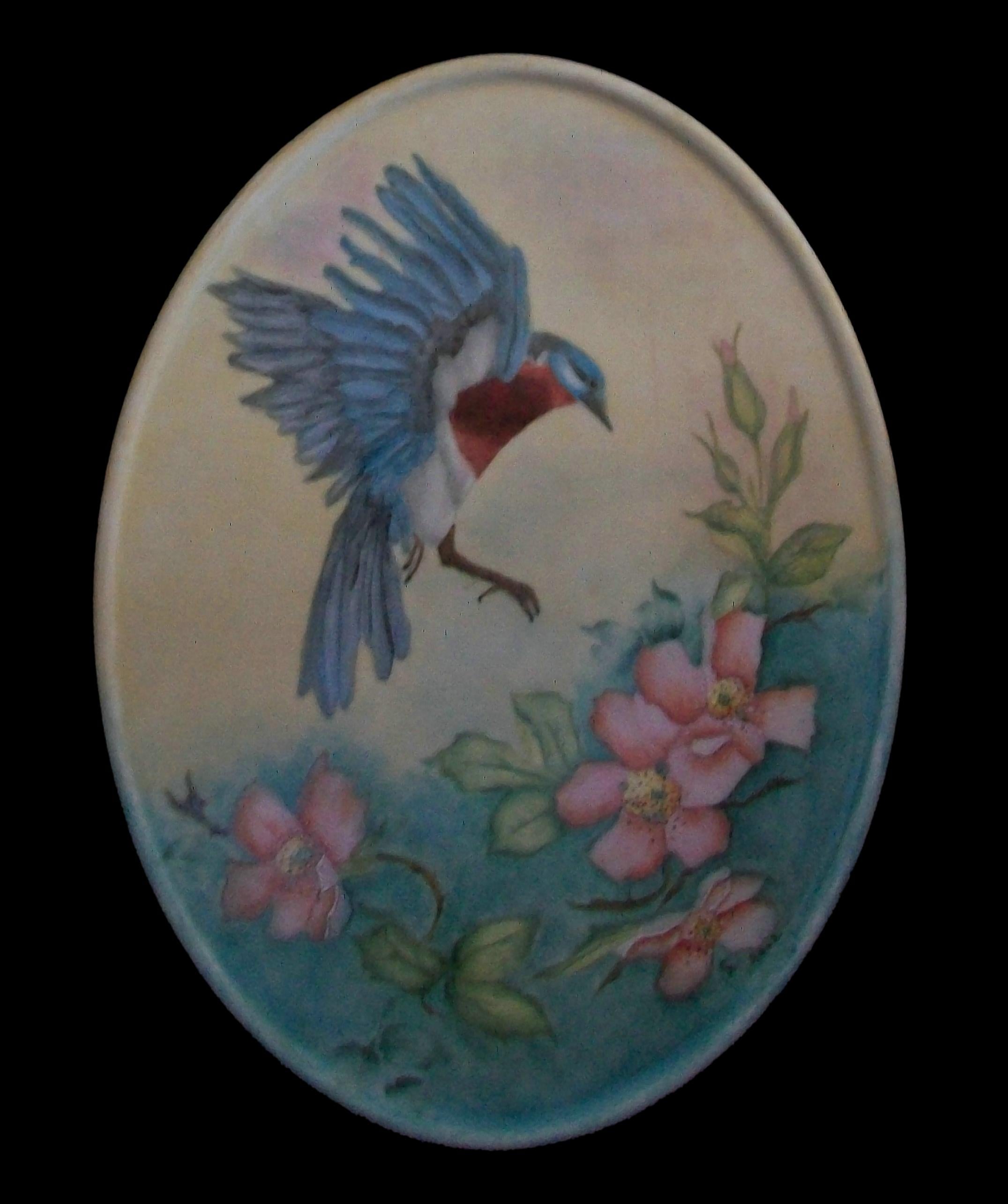 Peint à la main Plaque en porcelaine bleue représentant un oiseau et des fleurs, signée, Dresde, vers 2002 en vente