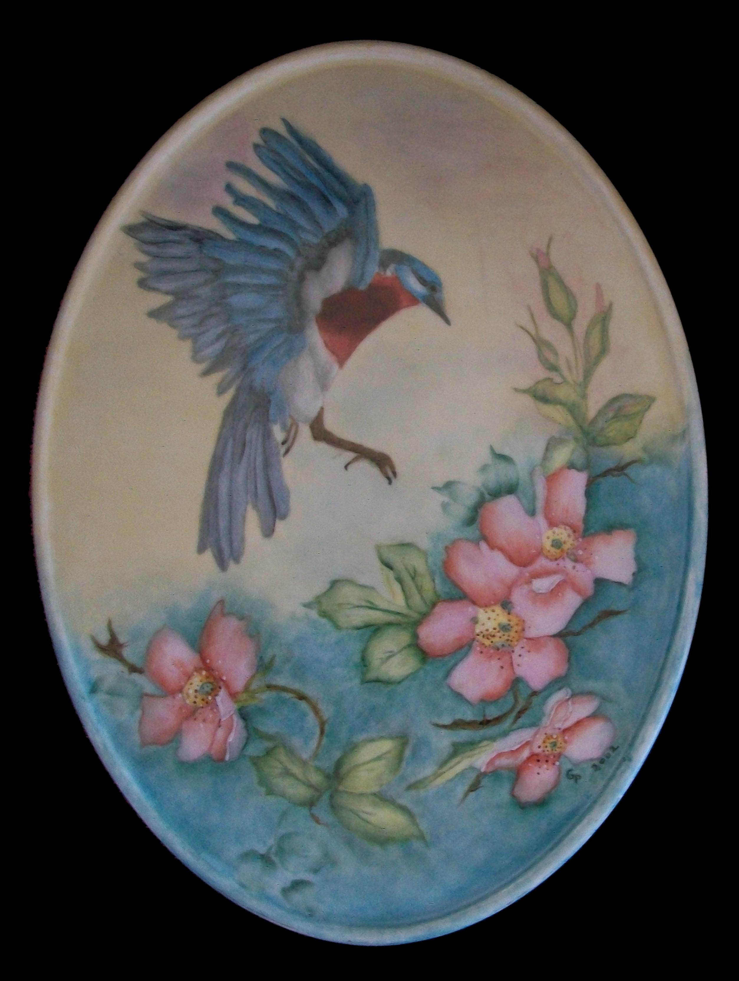 Plaque en porcelaine bleue représentant un oiseau et des fleurs, signée, Dresde, vers 2002 Bon état - En vente à Chatham, ON