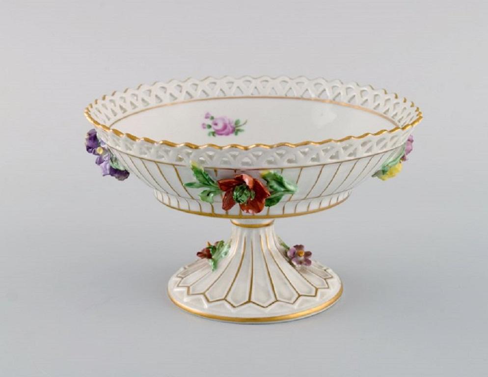 Dresden compote in openwork porcelain with hand-painted flowers and gold decoration. 
1920s.
Measures: 16 x 9.5 cm.
In excellent condition.
Stamped.