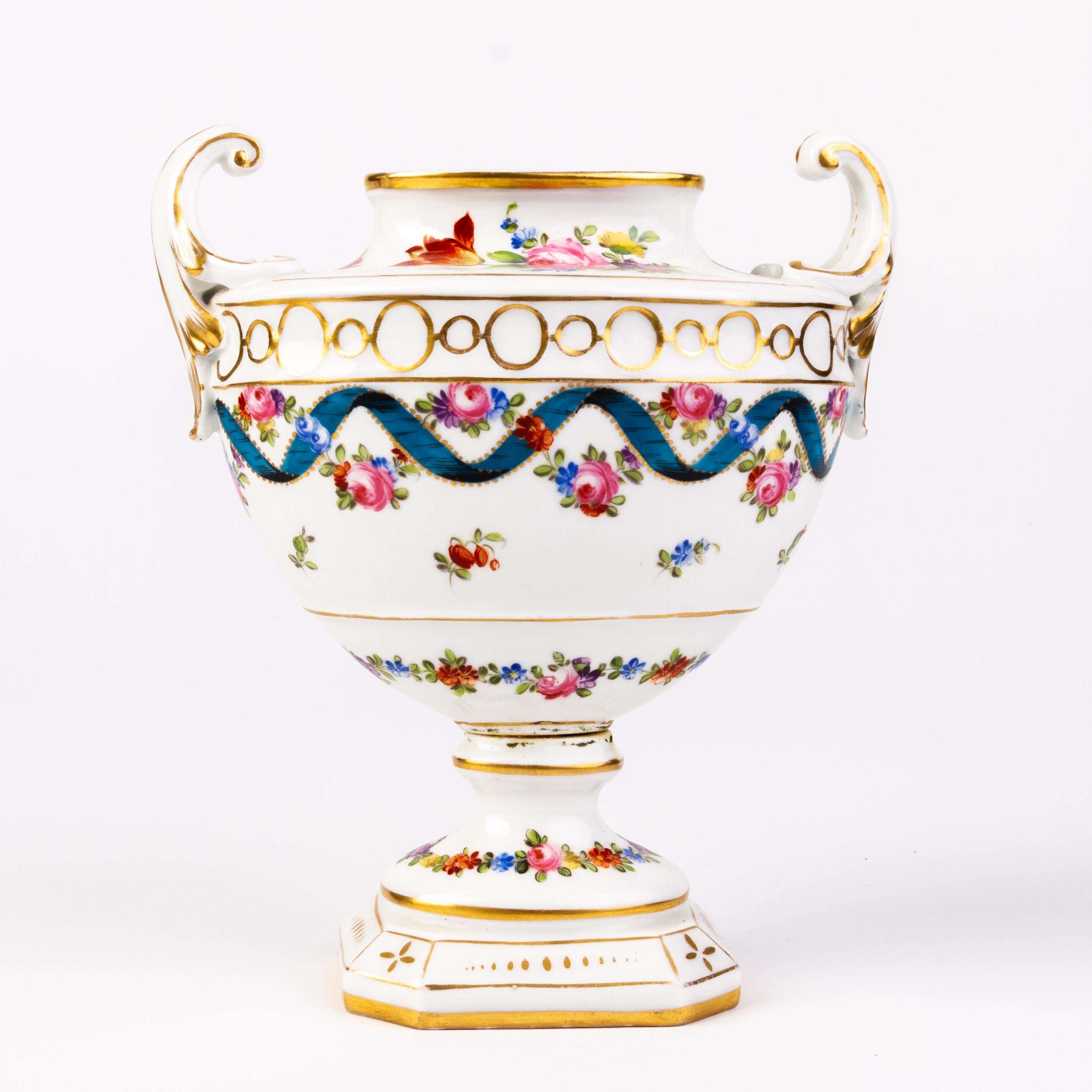 Dresden Fine German Porcelain Art Nouveau Urn Vase  In Good Condition For Sale In Nottingham, GB