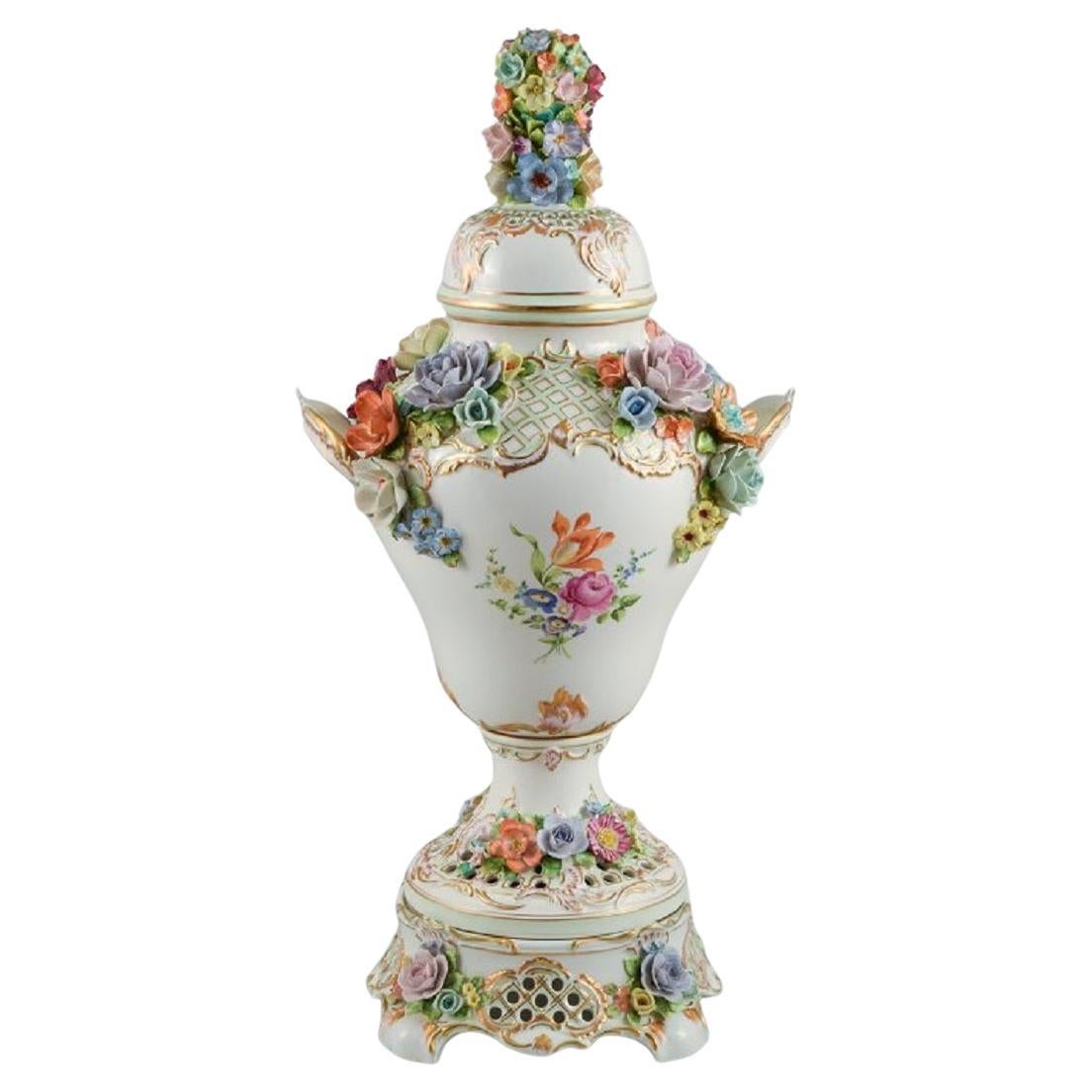 Dresde, Allemagne. Vase colossal en porcelaine à couvercle sur pied.