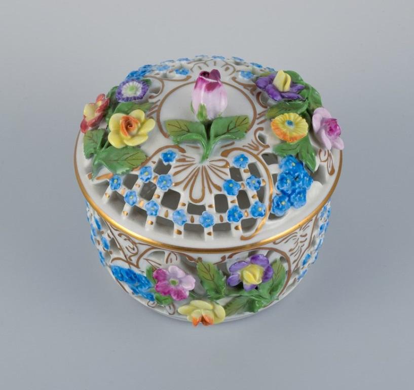 Dresden, Germany, openwork porcelain jar with moulded flowers.
Hand-painted.
Perfect condition.
Mid-20th century.
Marked.
Dimensions: H 9.0 x D 9.5 cm.