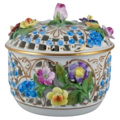 Dresden Porcelain, Allemagne, jarre en porcelaine ajourée avec des fleurs en relief. 