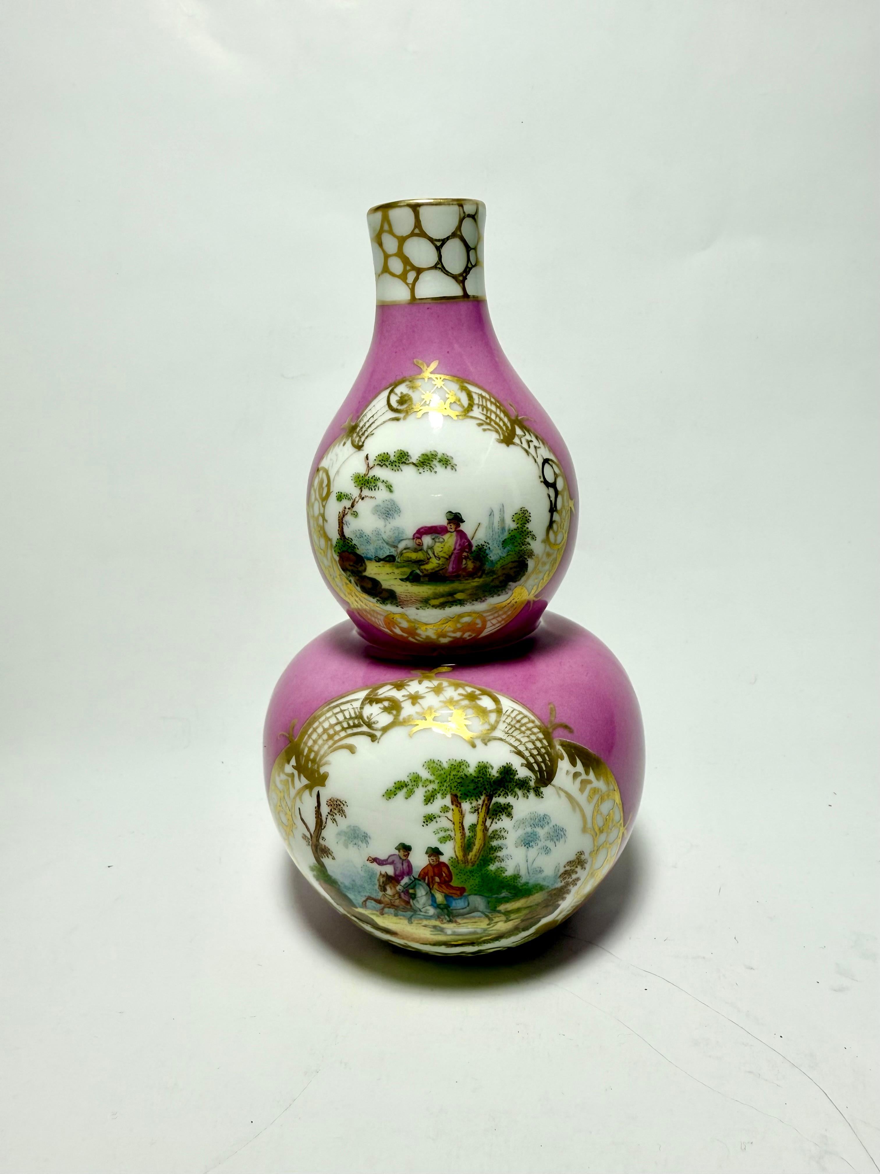 Alla maniera di Meissen, Dresden Porcelain di Helena Wolfsohn vaso a doppia zucca dipinto a mano con pannelli di scene di caccia
Forma insolita e bella tavolozza di colori. 
Prodotto nel 1879-1881 secondo il marchio.
Altezza 18 cm

In buone