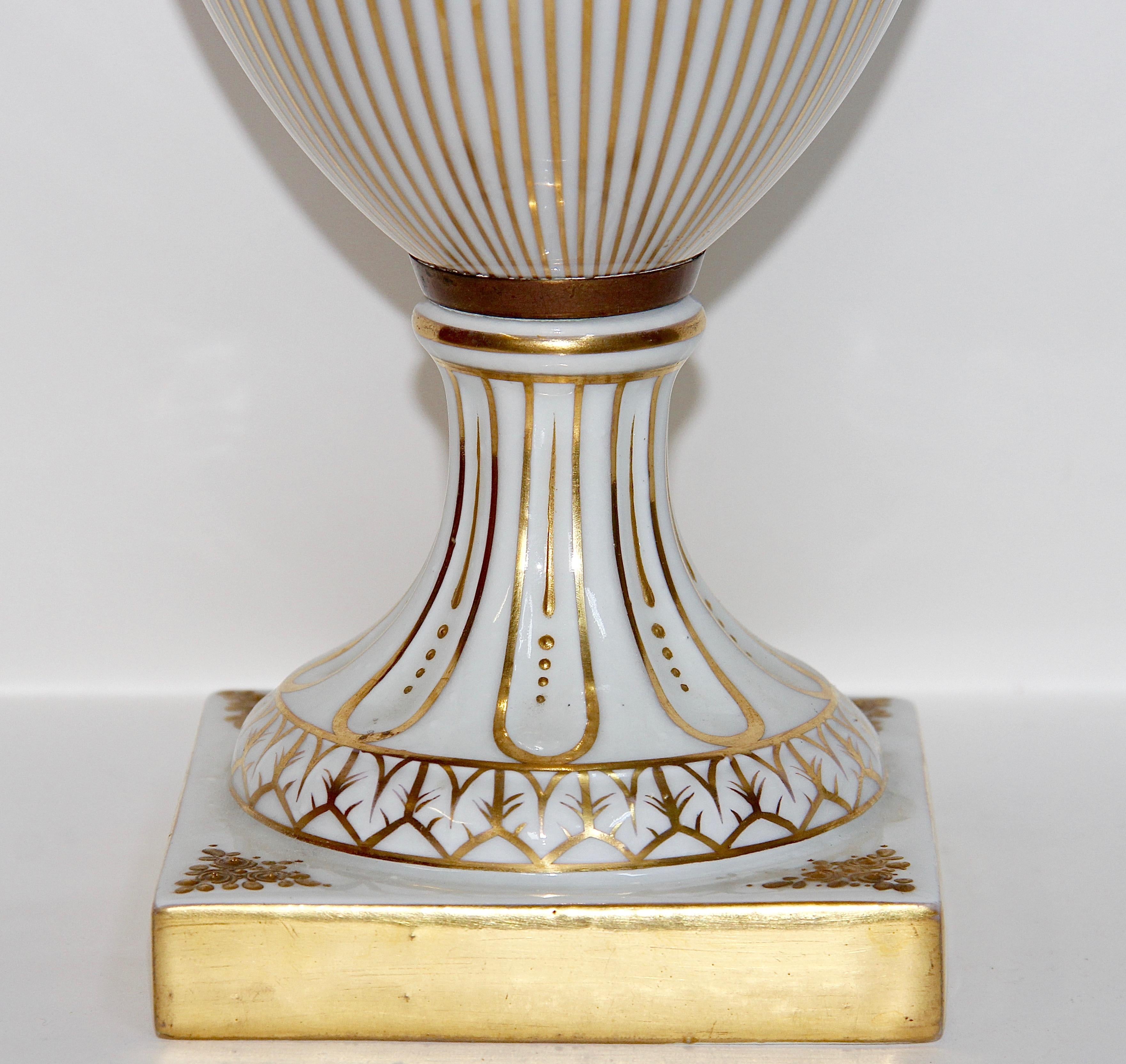Magnifique porcelaine de Dresde, amphore, vase à couvercle, urne. Avec peinture dorée.