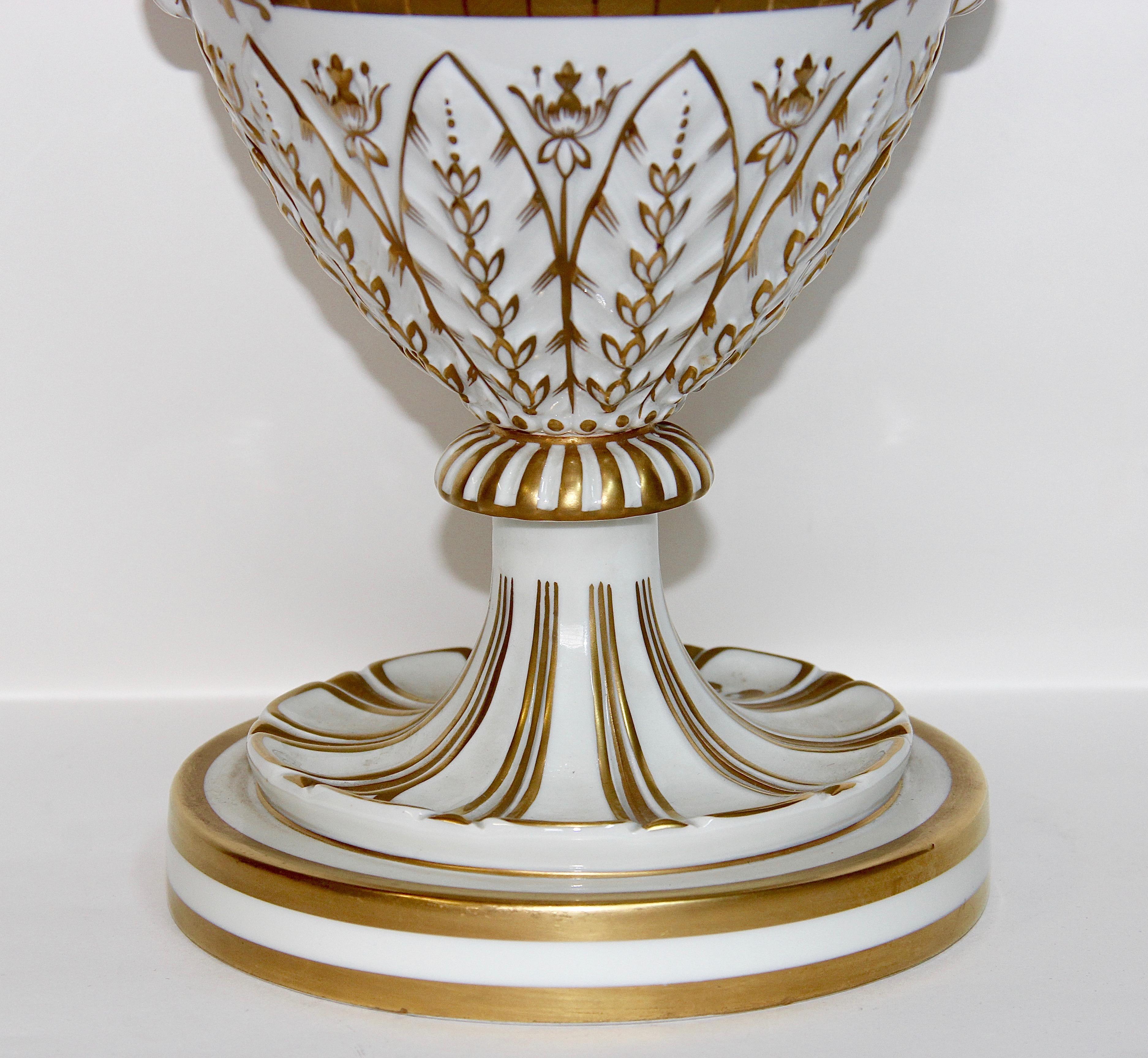 20ième siècle Dresden Porcelain, Amphora, Vase à couvercle, Urne, avec peinture dorée en vente