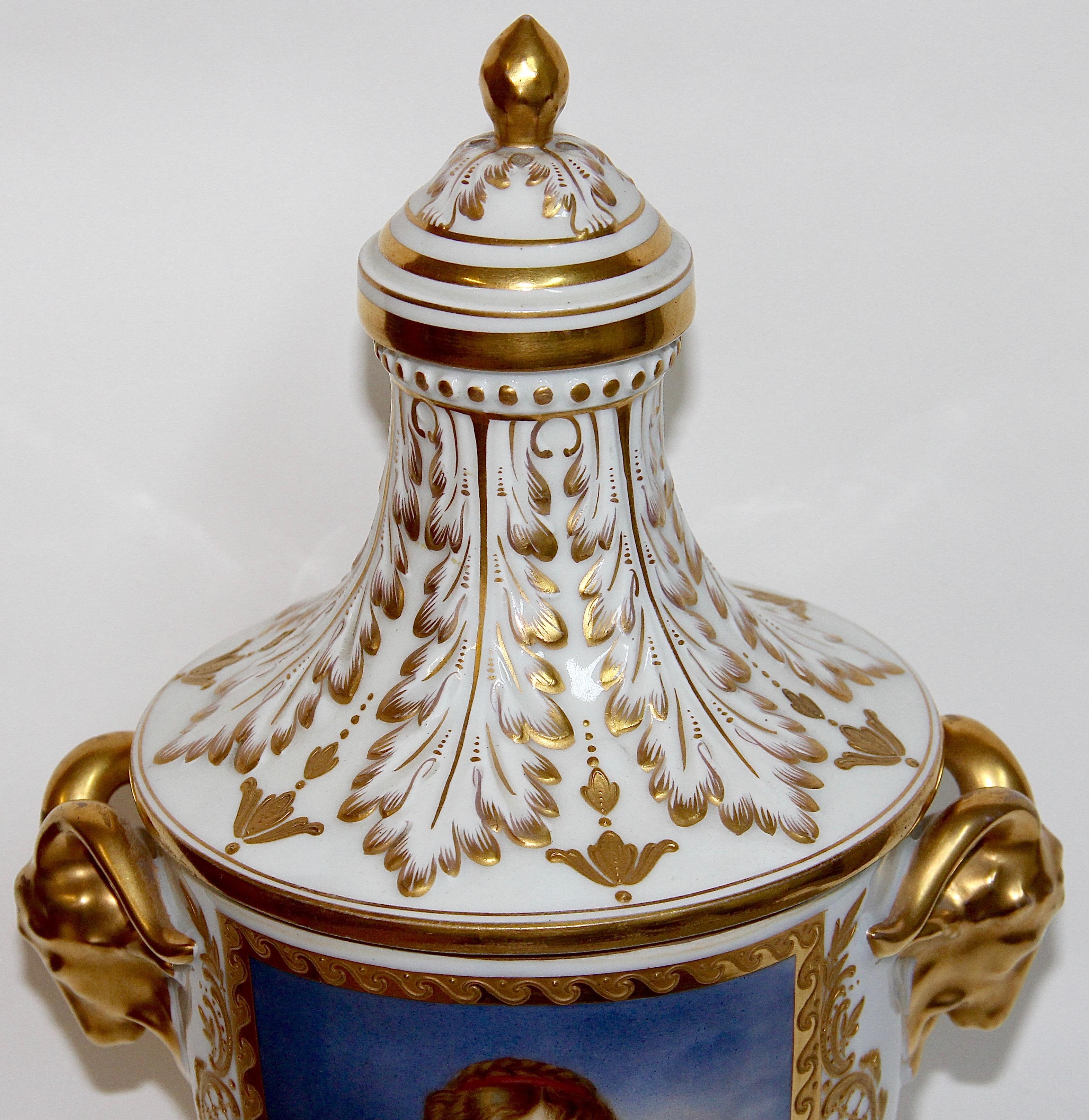 20ième siècle Dresden Porcelain, Amphora, Vase à couvercle, Urne, avec peinture dorée en vente