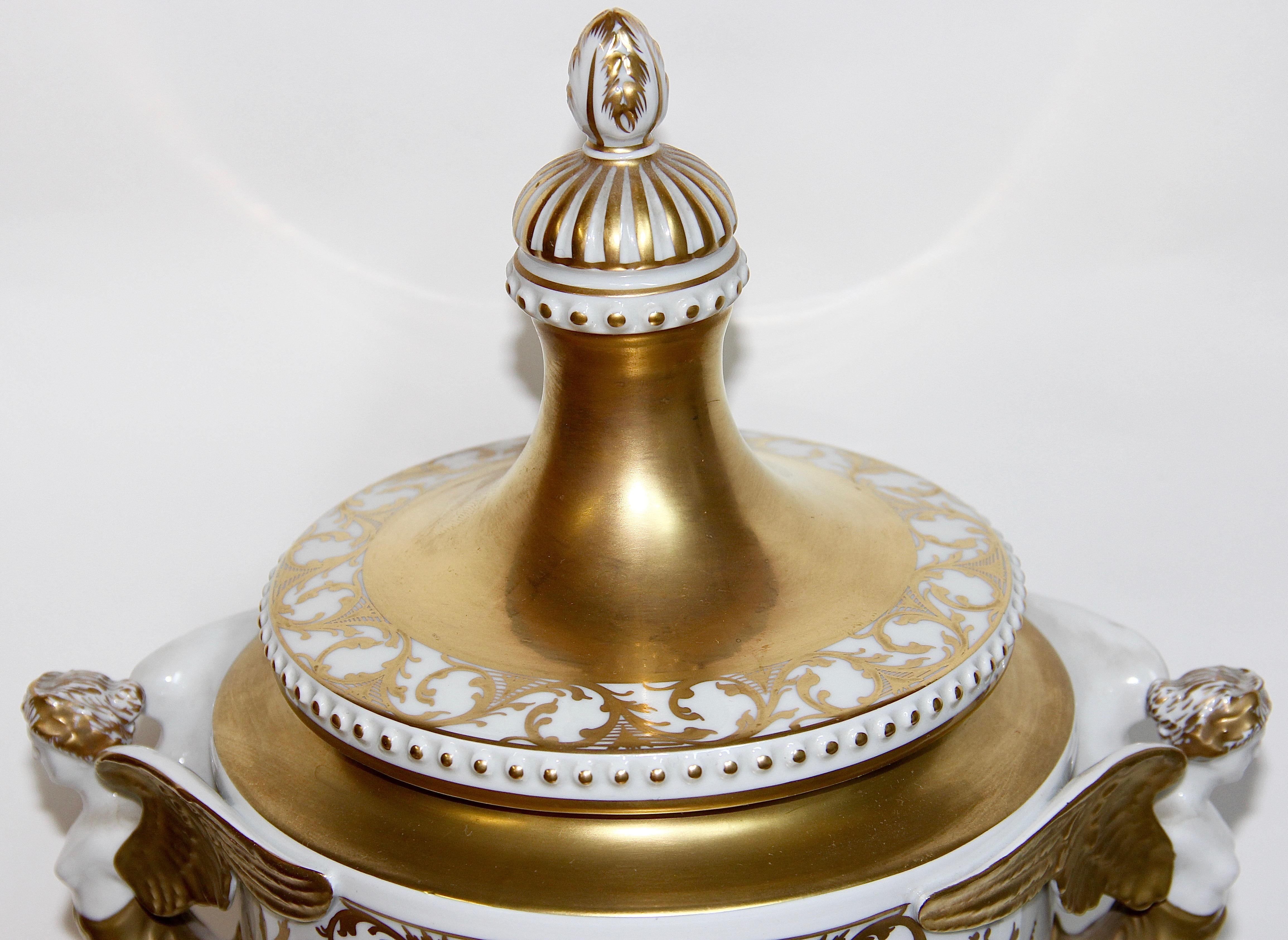 Dresden Porcelain, Amphora, Vase à couvercle, Urne, avec peinture dorée en vente 1