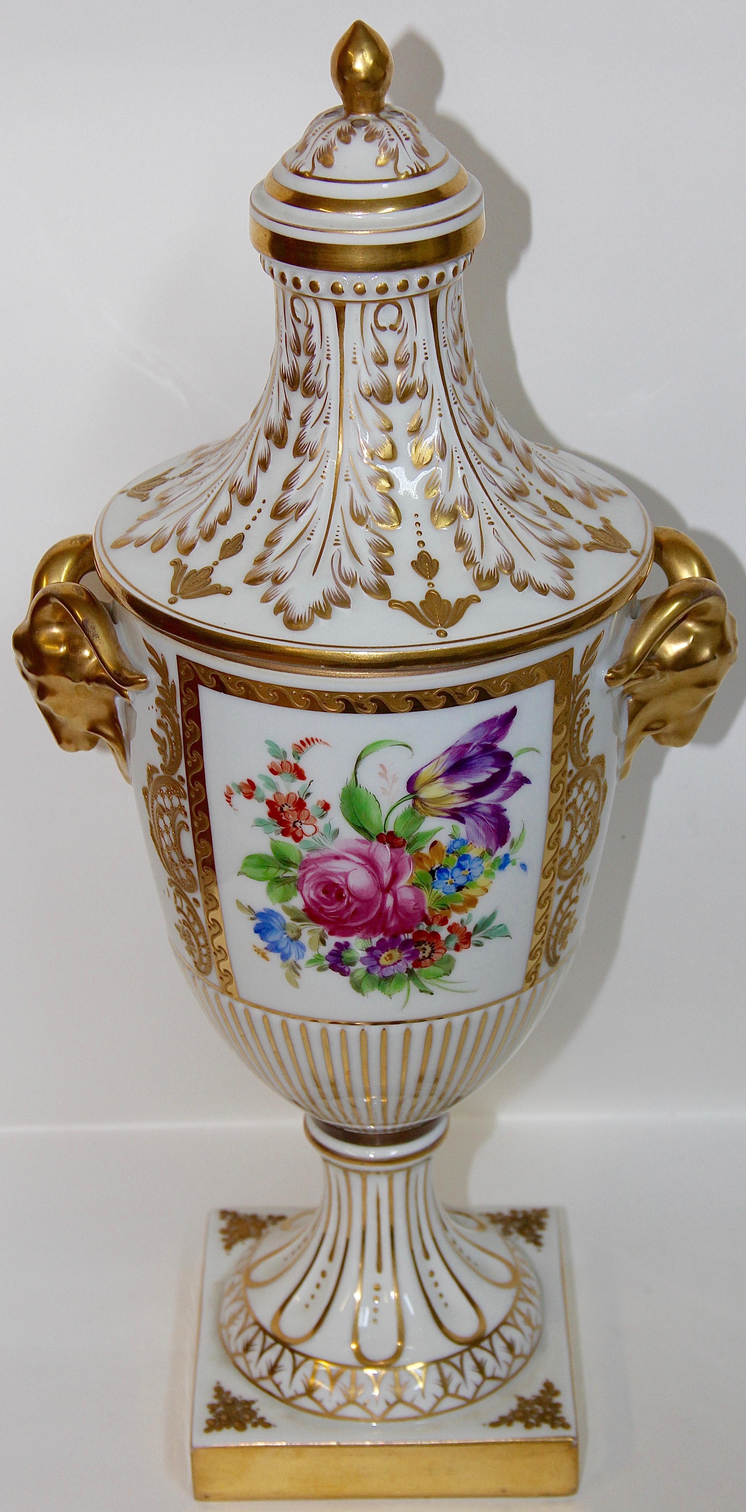 Dresden Porcelain, Amphora, Deckelvase, Urne, mit Goldmalerei im Angebot 2