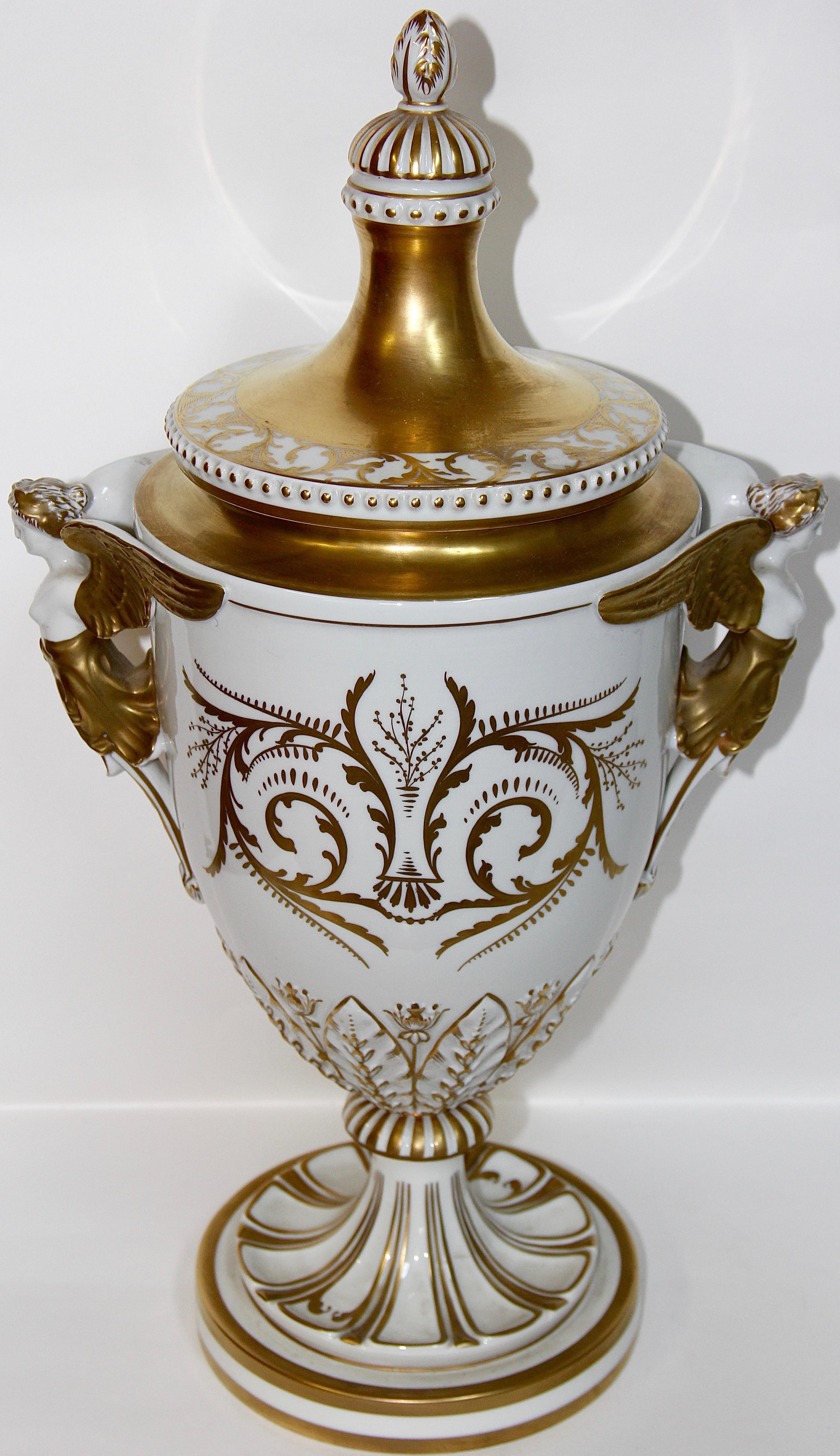 Dresden Porcelain, Amphora, Vase à couvercle, Urne, avec peinture dorée en vente 3