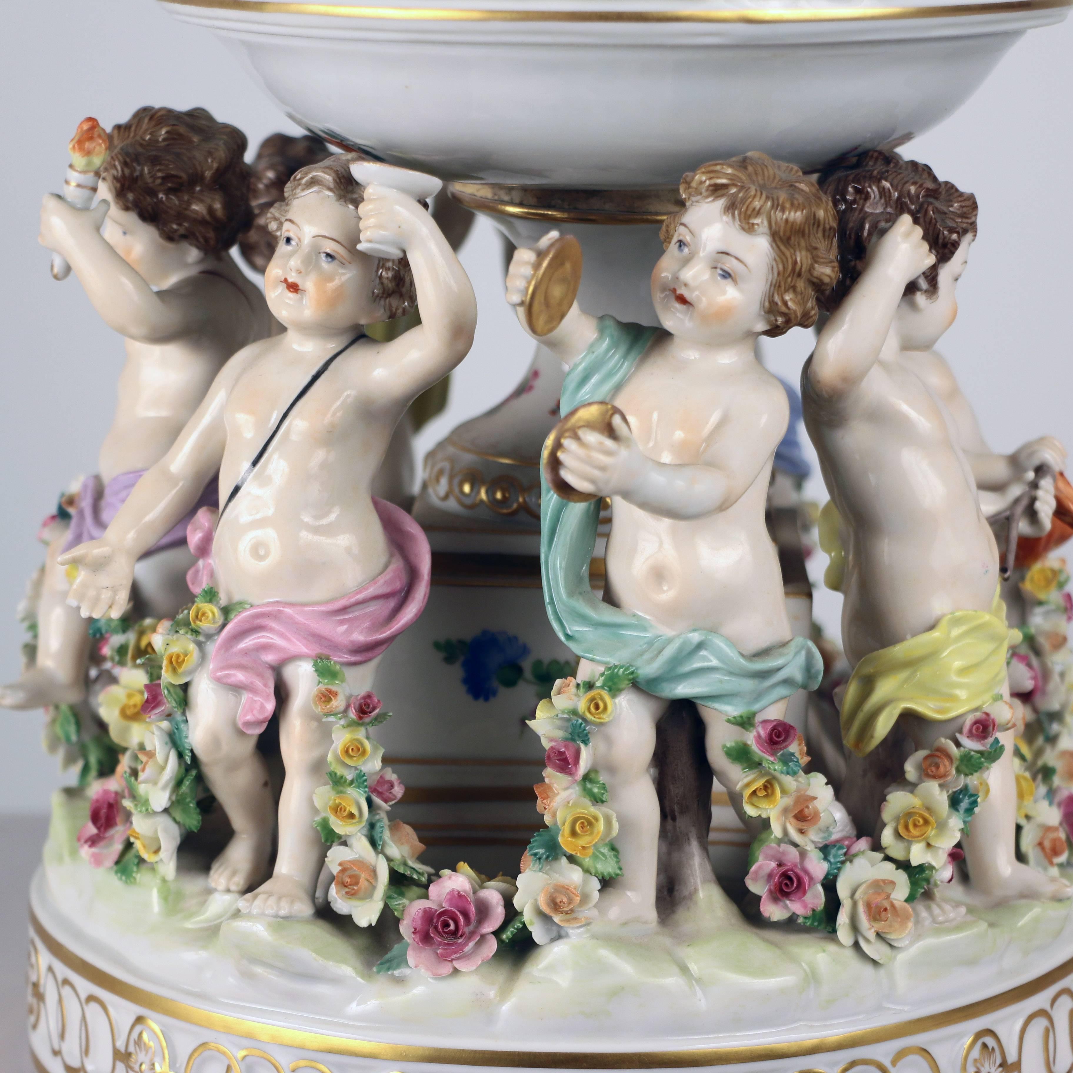 Allemand Dresden Porcelain Figural Centrepiece Raised Fruit Bowl (bol à fruits surélevé) en vente