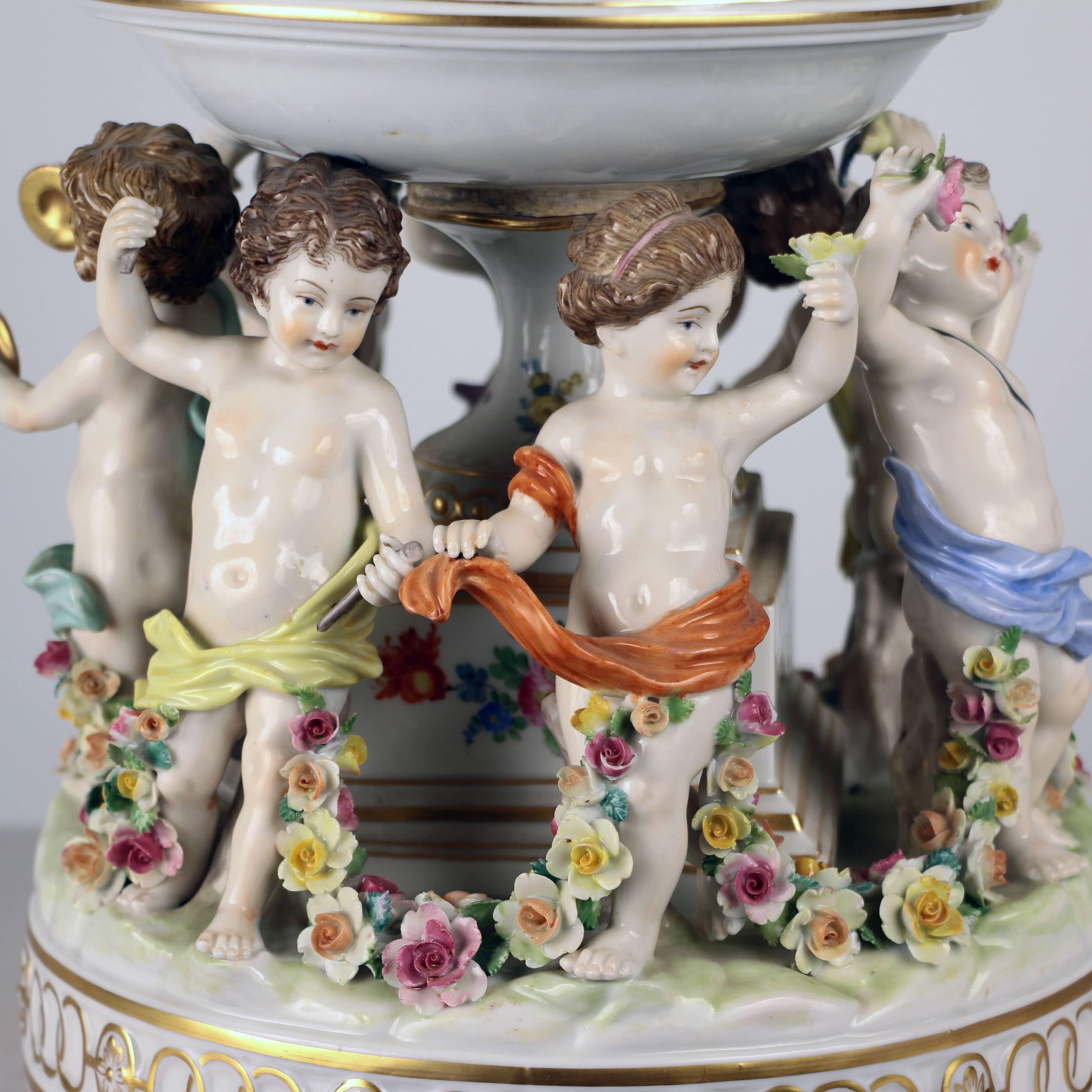 Dresden Porcelain Figuraler Tafelaufsatz Erhabene Obstschale im Zustand „Gut“ im Angebot in Montreal, QC