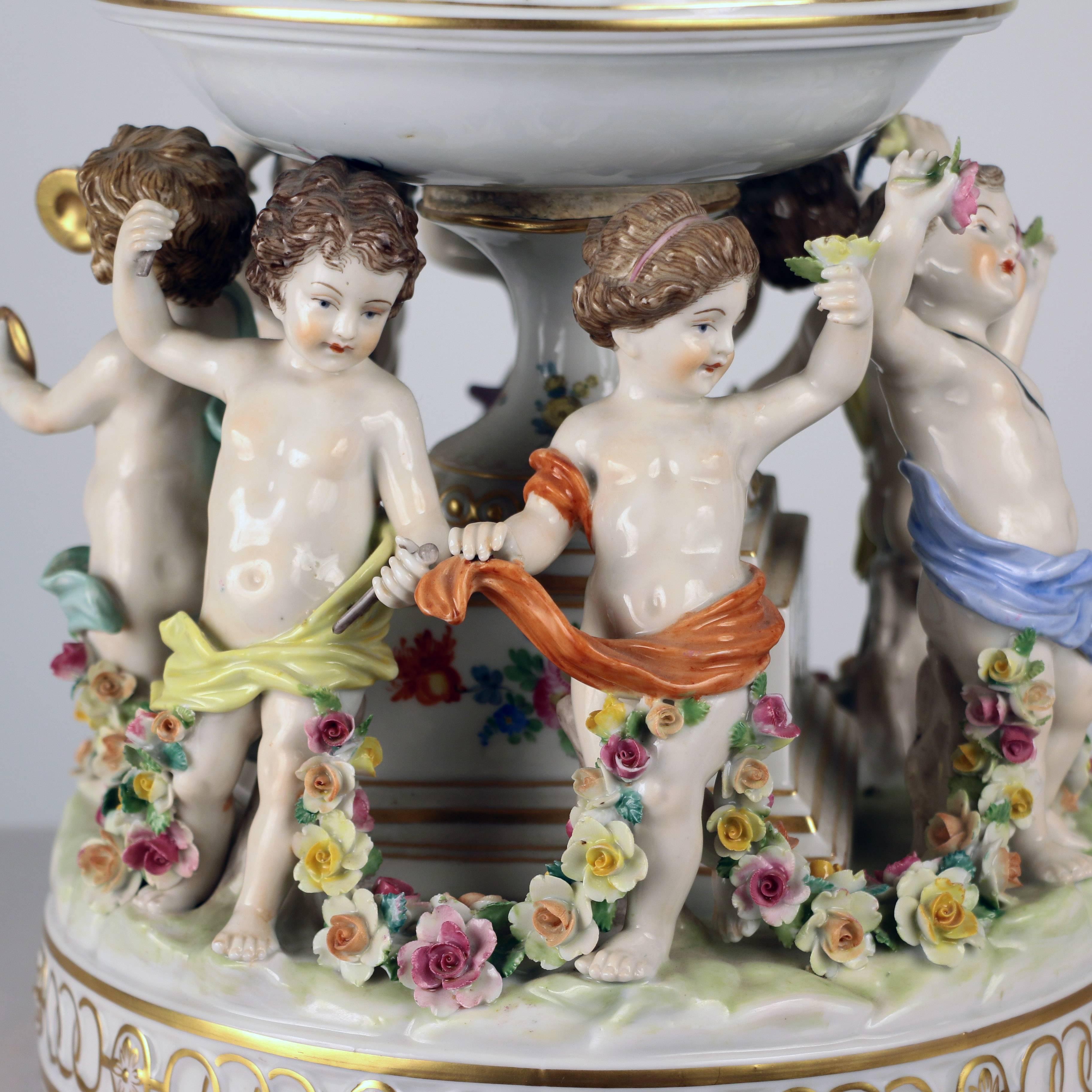 Dresden Porcelain Figuraler Tafelaufsatz Erhabene Obstschale (20. Jahrhundert) im Angebot