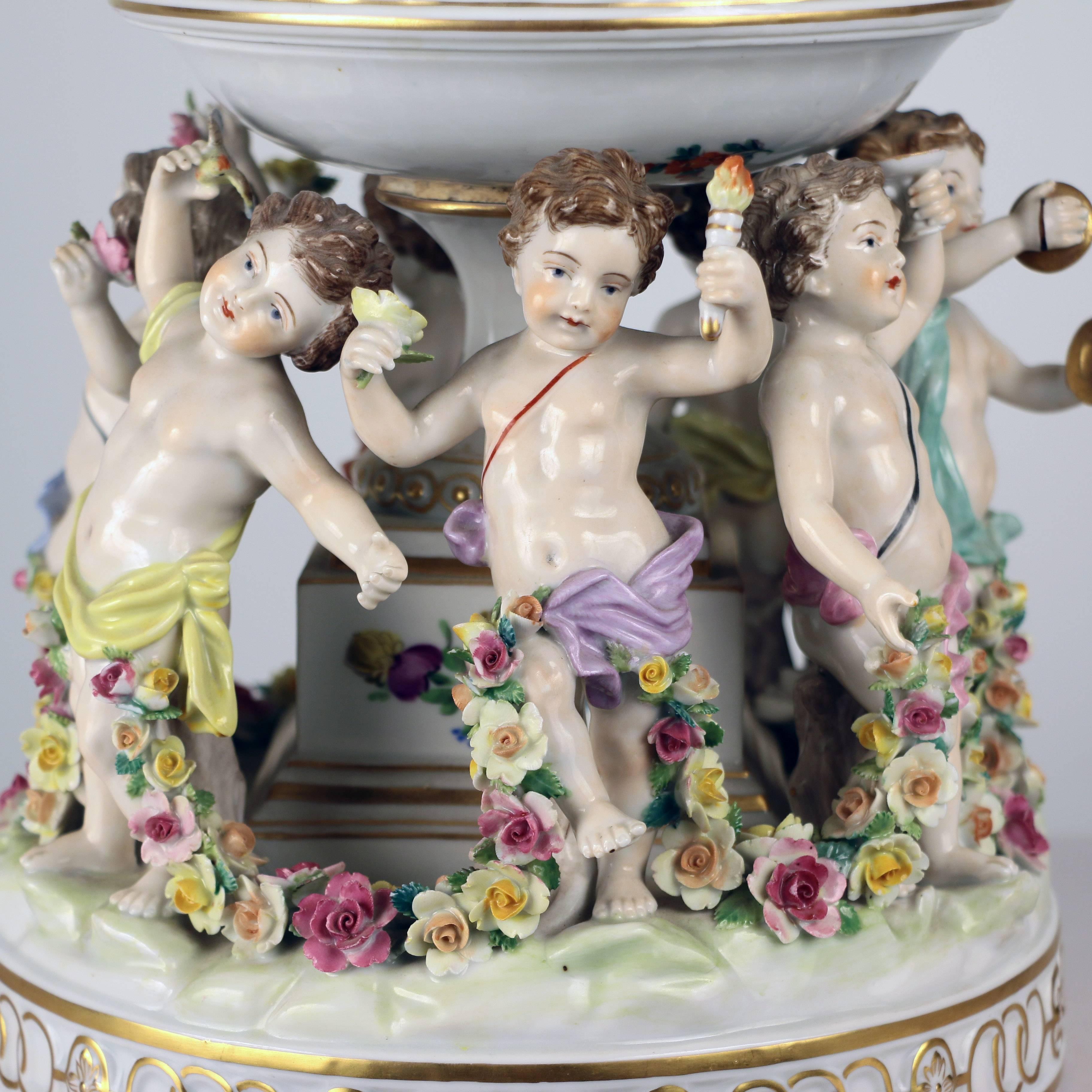 Porcelaine Dresden Porcelain Figural Centrepiece Raised Fruit Bowl (bol à fruits surélevé) en vente