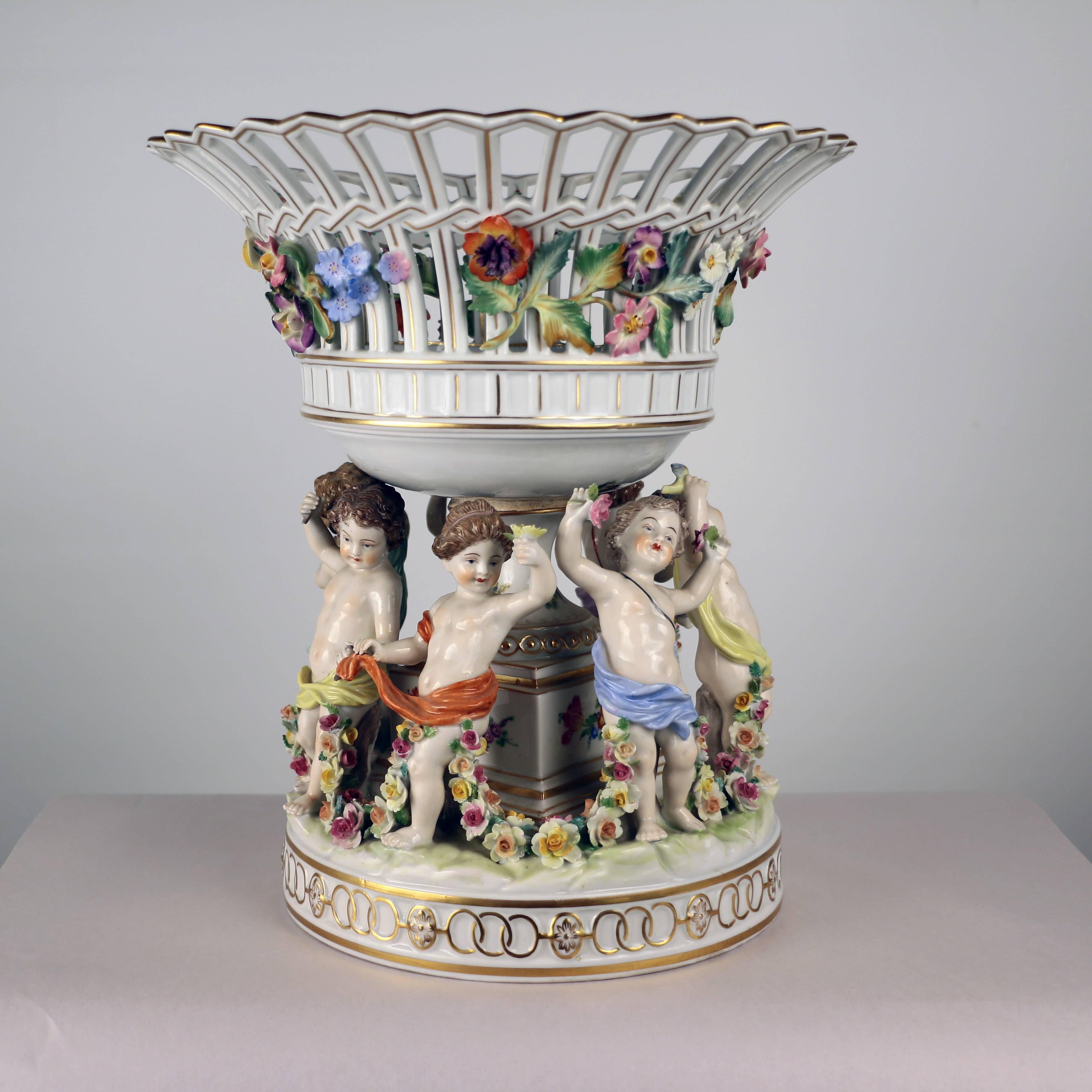 Dresden Porcelain Figural Centrepiece Raised Fruit Bowl (bol à fruits surélevé) en vente 1