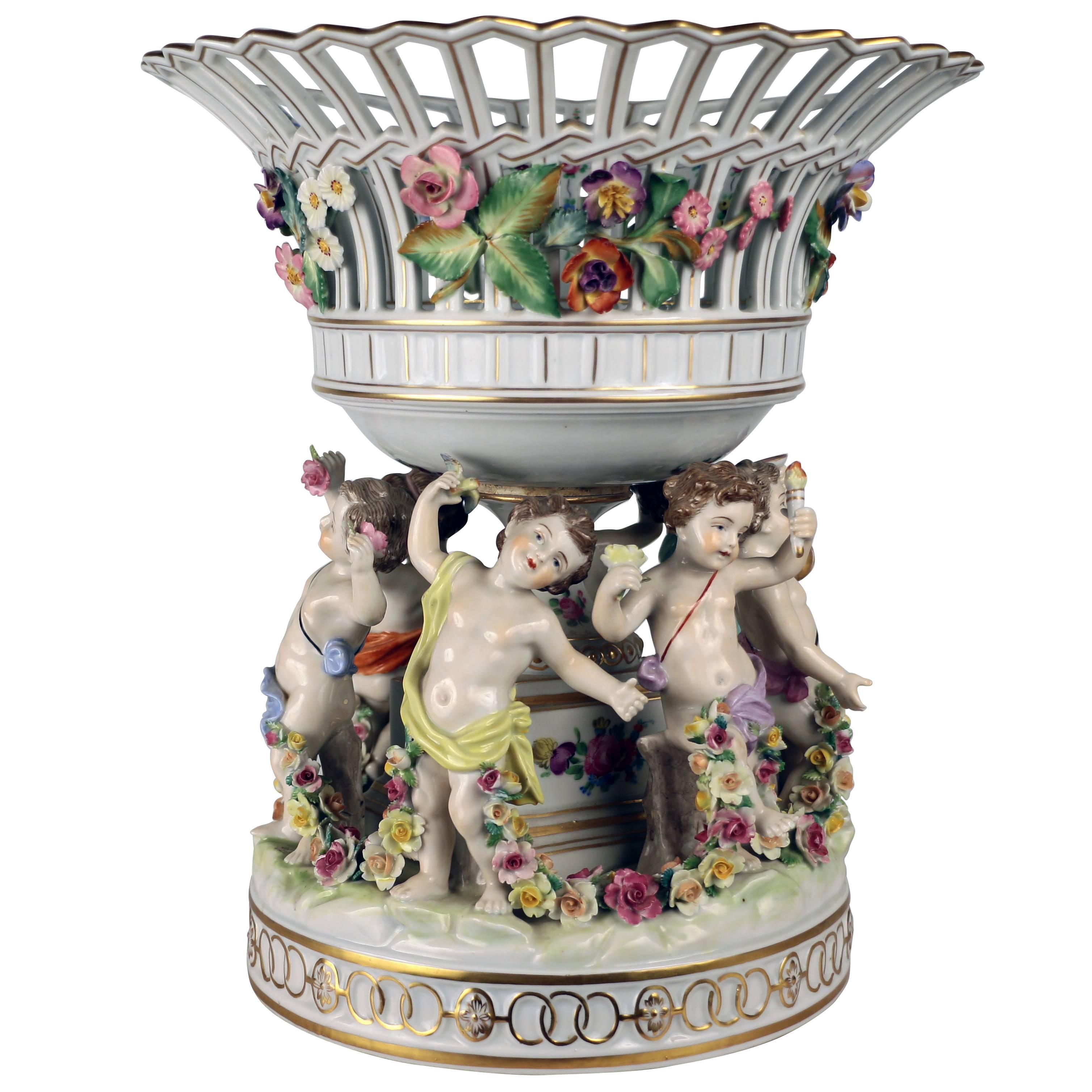 Dresden Porcelain Figural Centrepiece Raised Fruit Bowl (bol à fruits surélevé) en vente