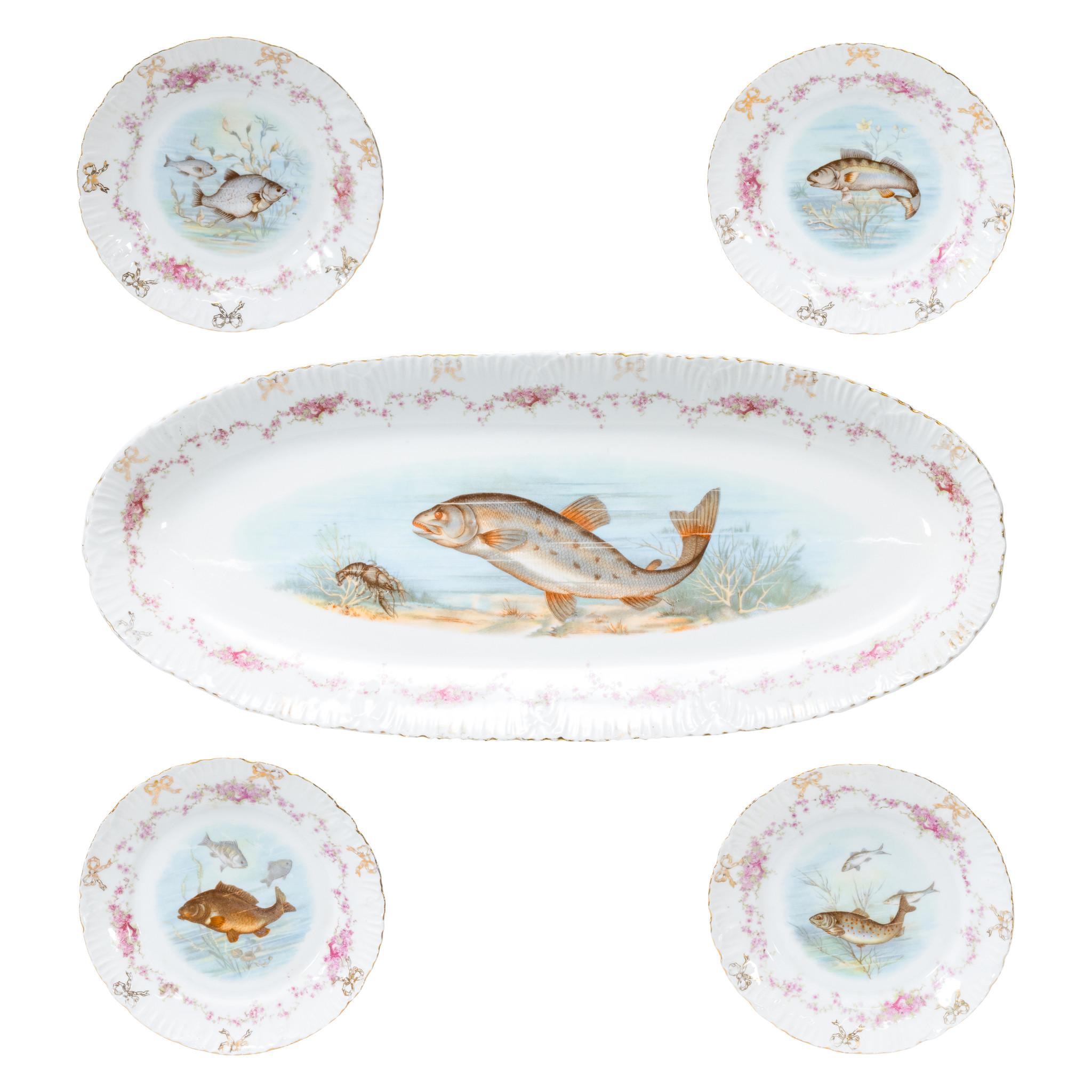 Dresdner Porzellangeschirr. Jedes Stück hat ein zentrales Bild von Fischen mit gemaltem Hintergrund. Jedes Fischbild ist anders und in einem wissenschaftlichen Illustrationsstil gehalten, wobei einige Fische ein fast prähistorisches Aussehen haben.
