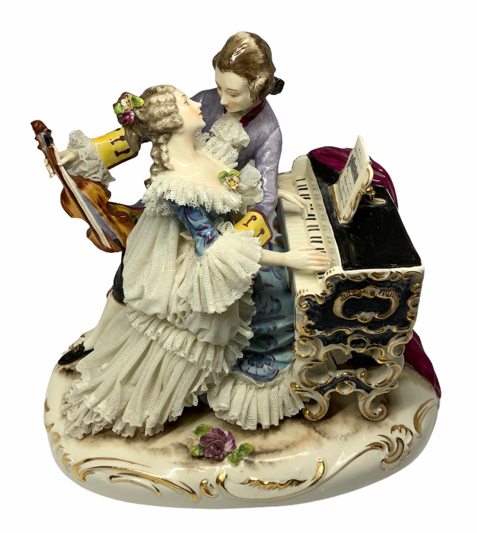 Peint à la main Porcelaine de Dresde représentant un couple de musiciens romantiques