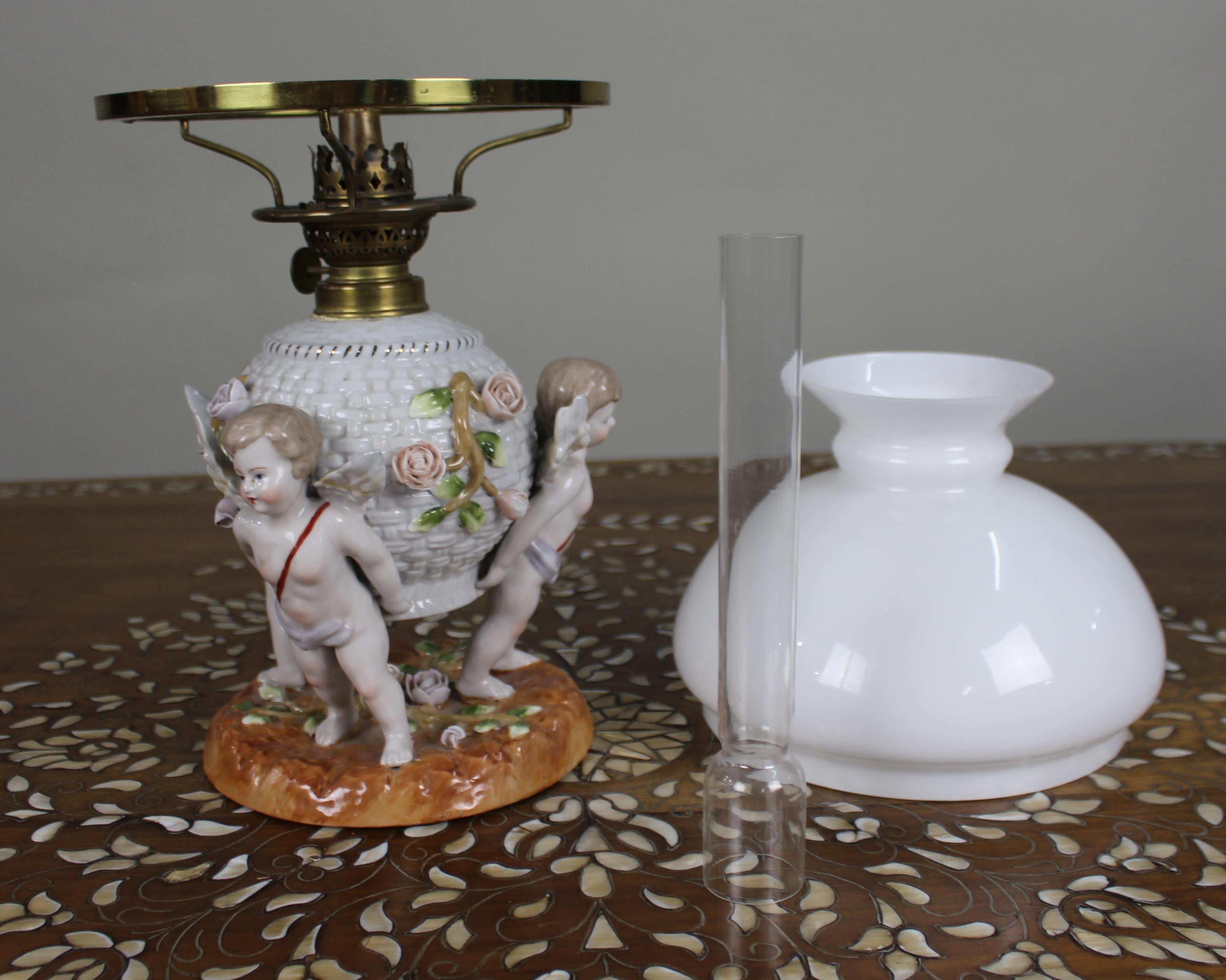 Dresden Porcelain Öllampe mit Putten, um 1890 im Angebot 4