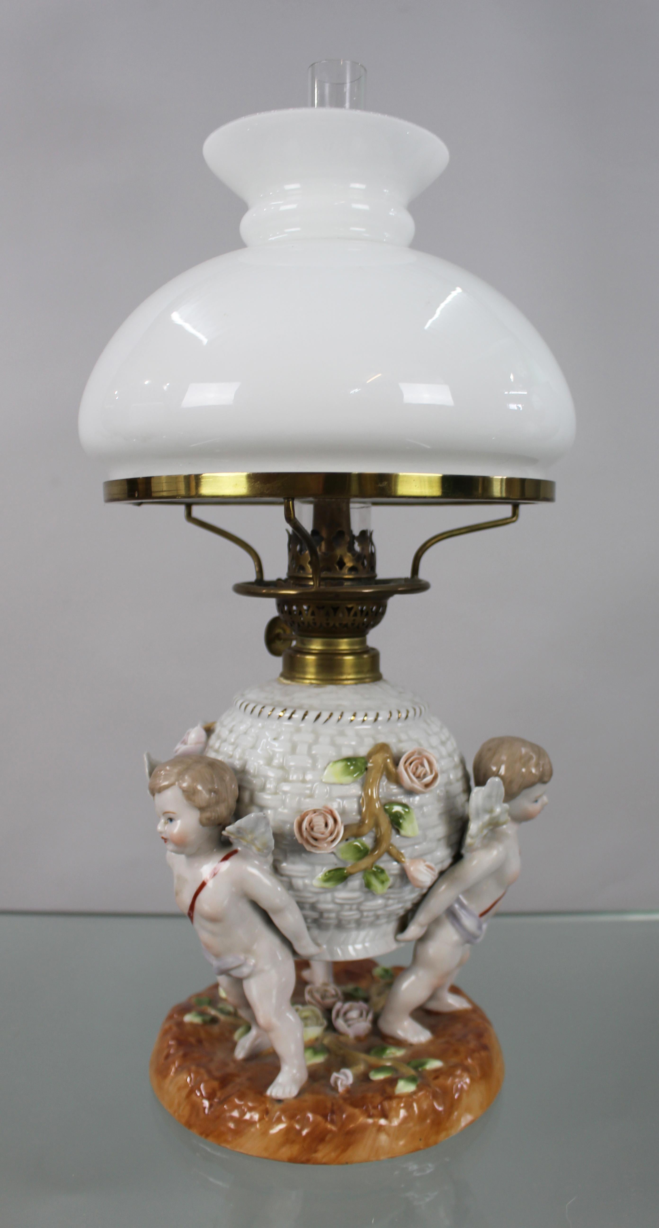 Dresden Porcelain Öllampe mit Putten, um 1890 im Angebot 6