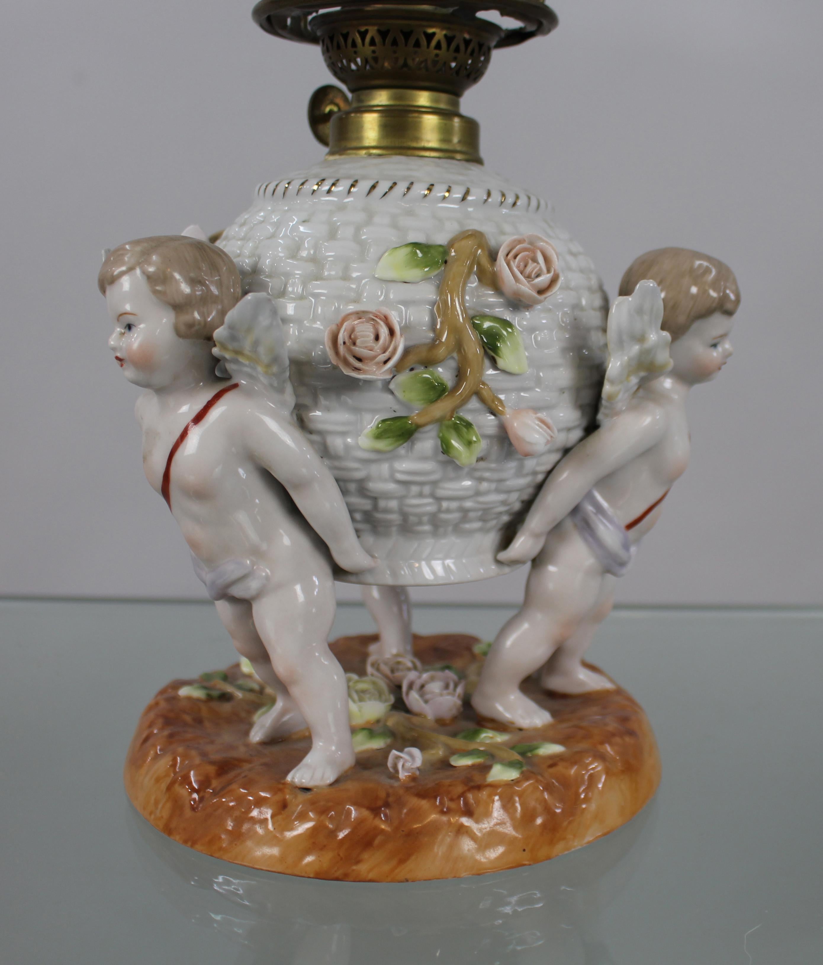 Dresden Porcelain Öllampe mit Putten, um 1890 im Angebot 9