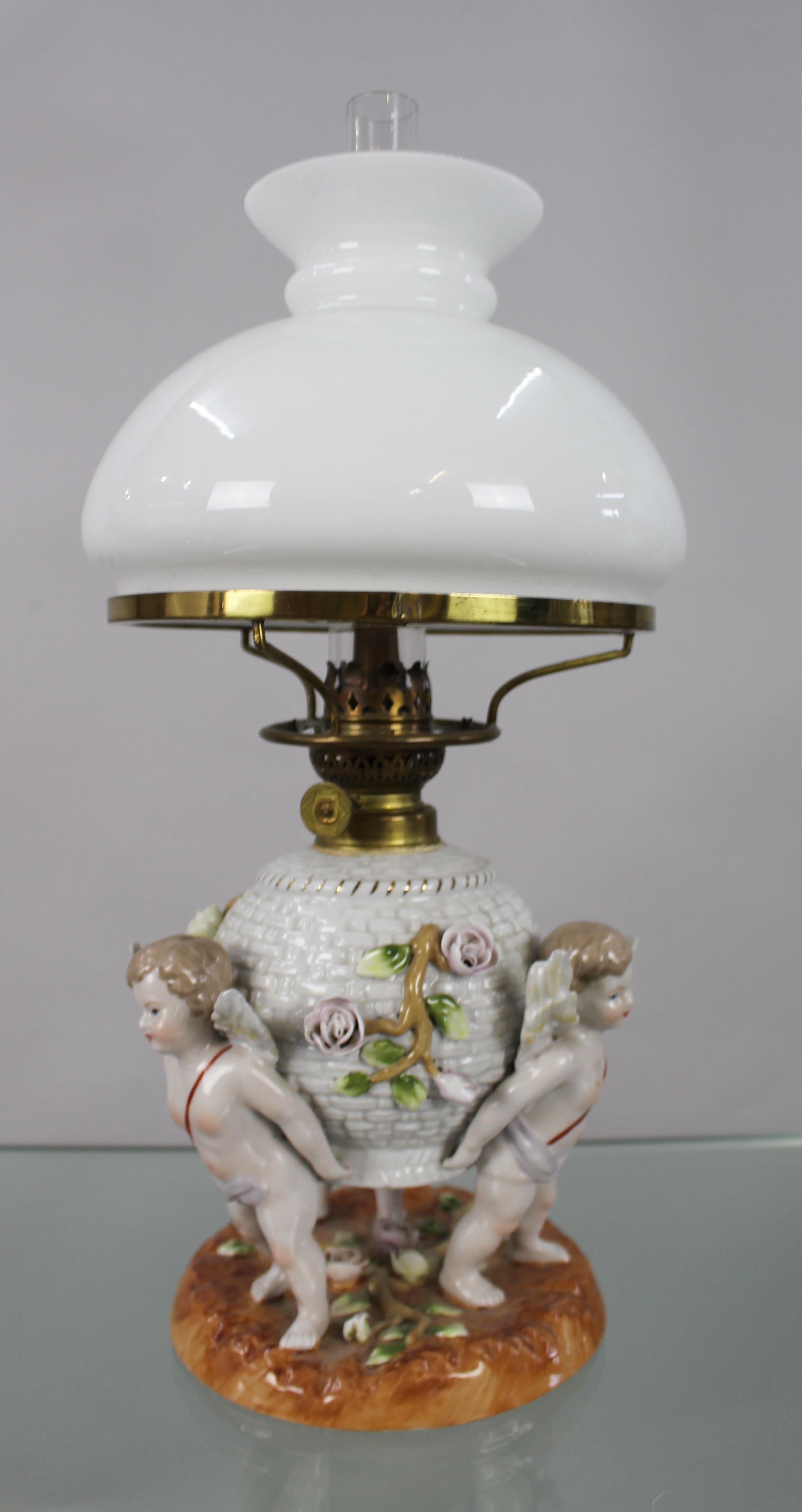Dresden Porcelain Öllampe mit Putten, um 1890 im Angebot 10