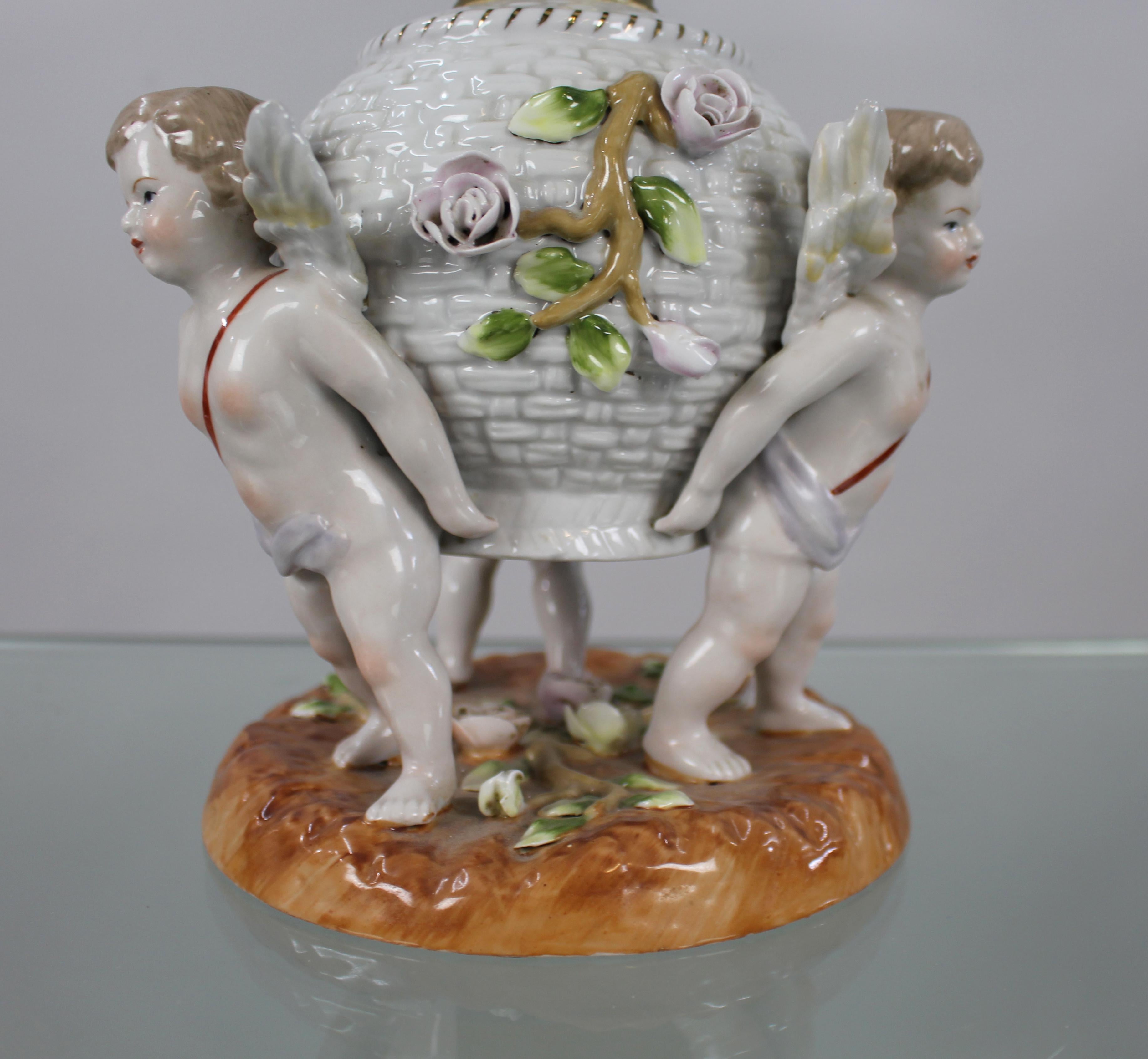 Dresden Porcelain Öllampe mit Putten, um 1890 im Angebot 11