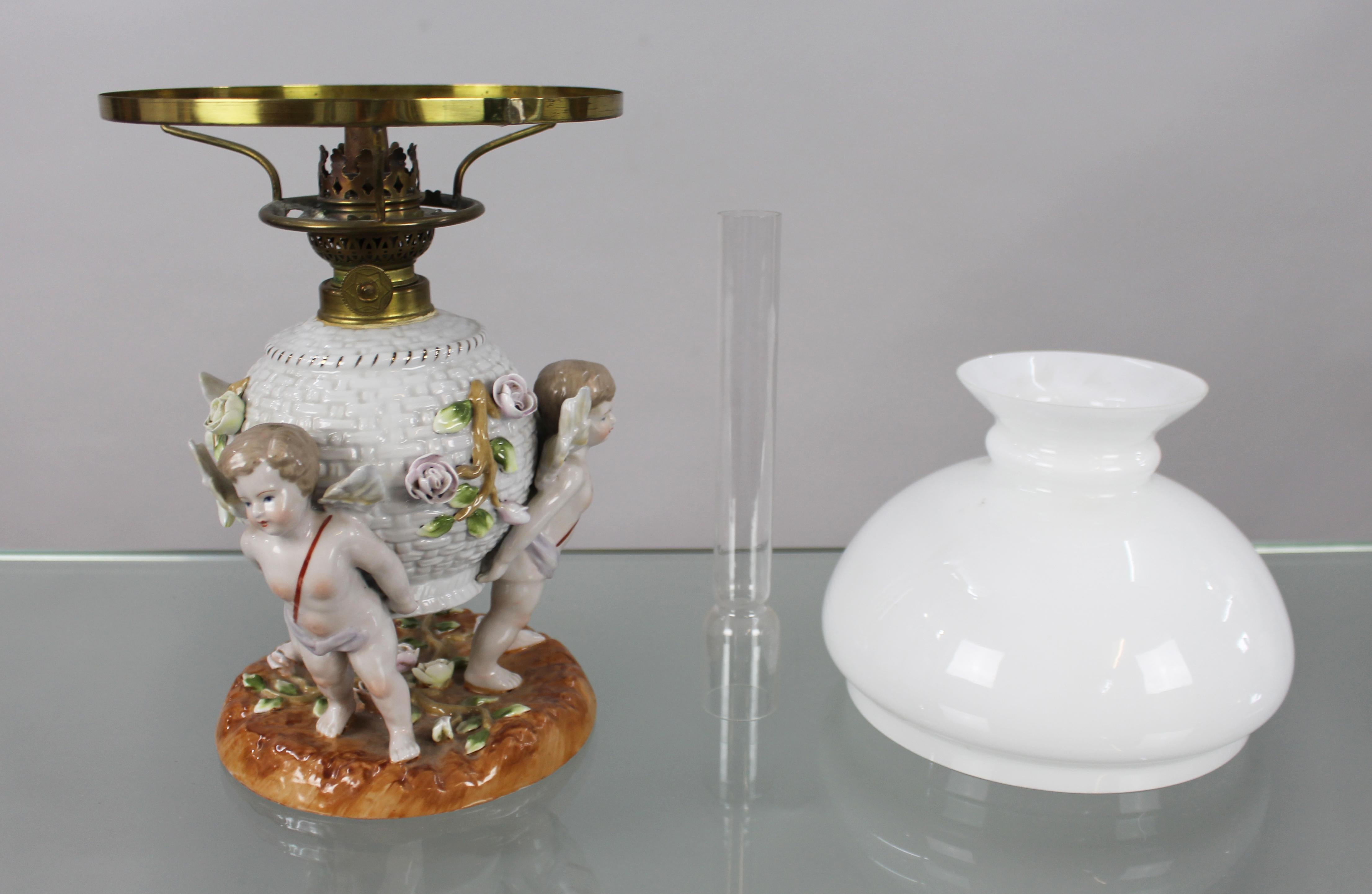 Dresden Porcelain Öllampe mit Putten, um 1890 im Angebot 13