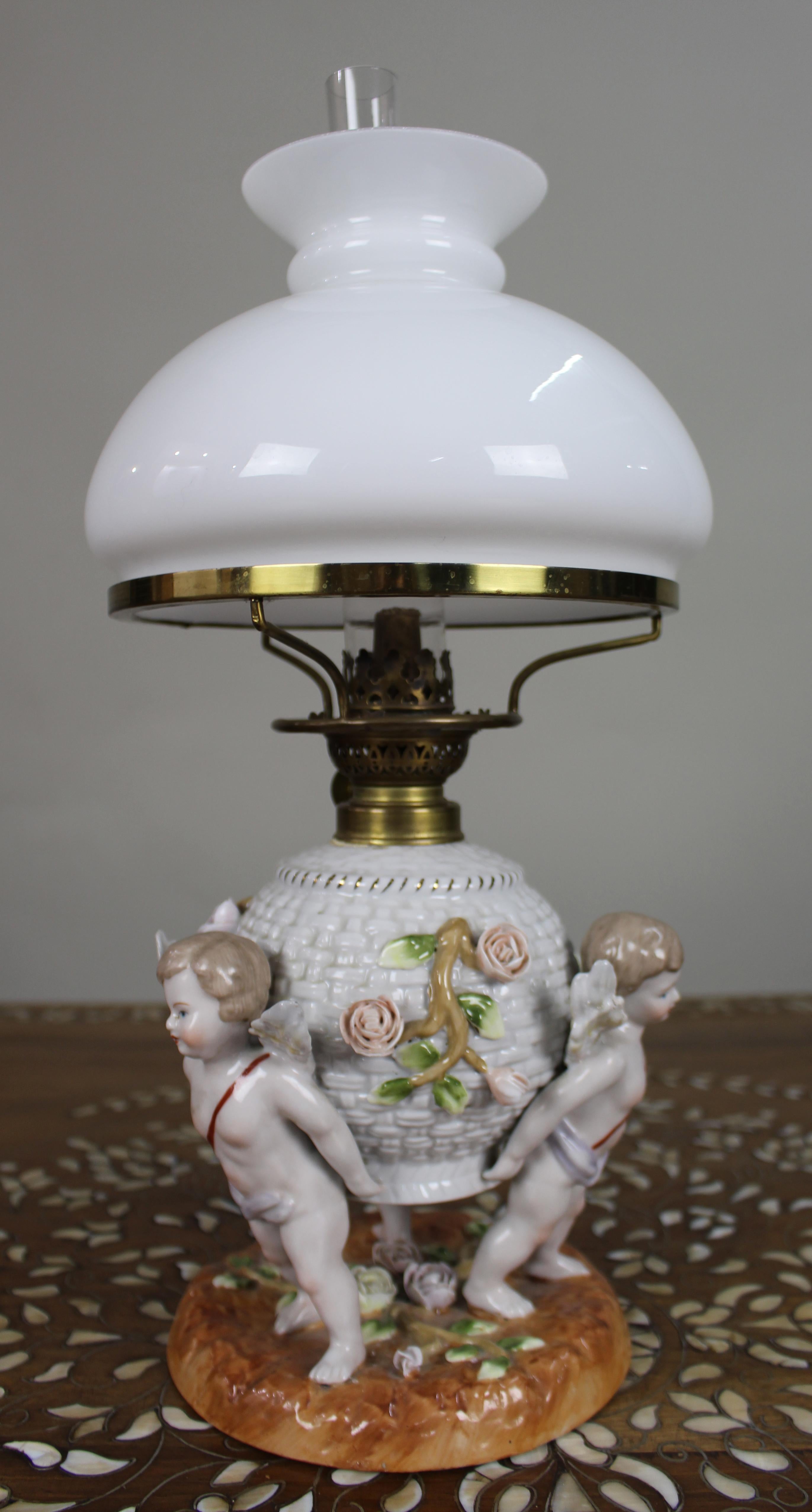 Dresden Porcelain Öllampe mit Putten, um 1890 (Deutsch) im Angebot