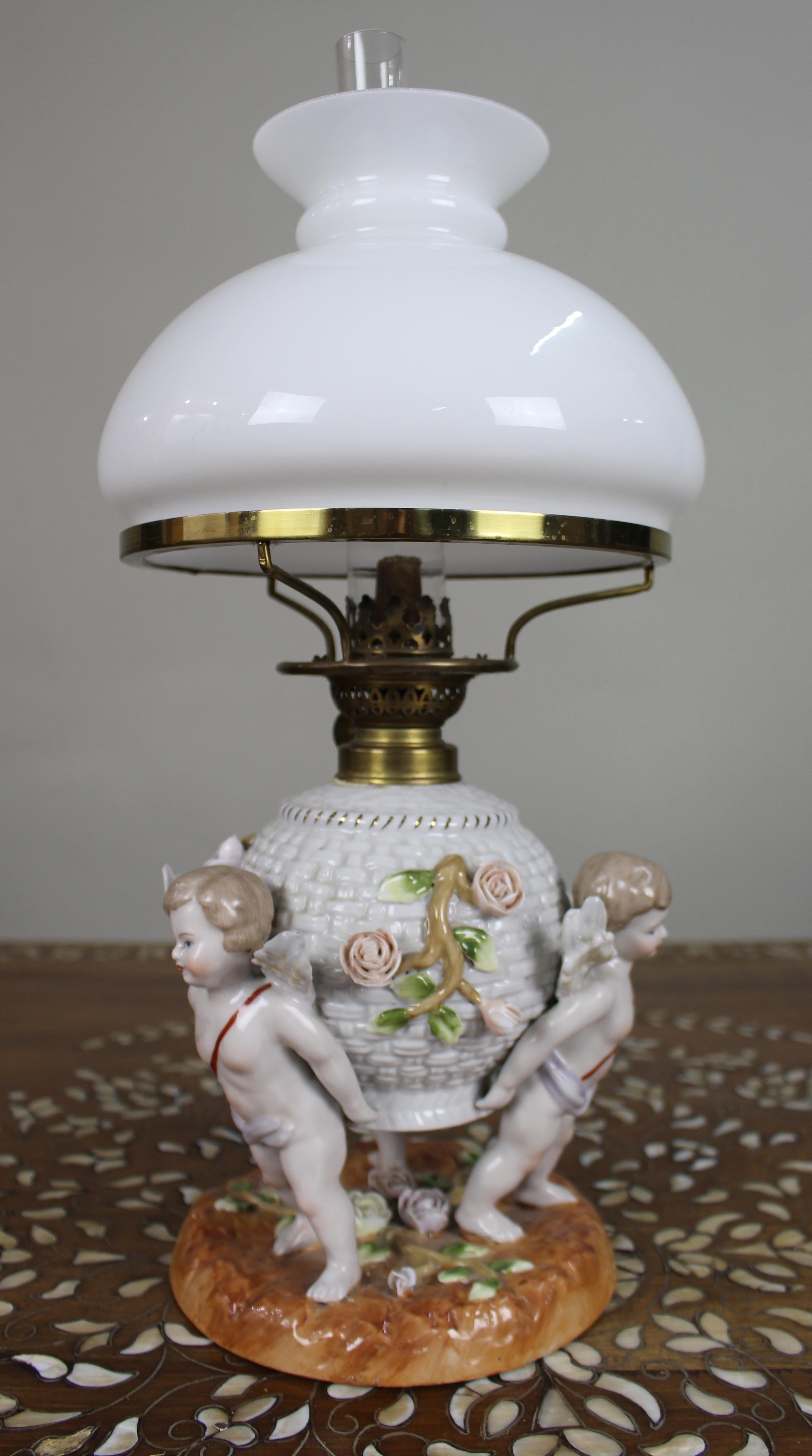 Dresden Porcelain Öllampe mit Putten, um 1890 im Zustand „Gut“ im Angebot in Worcester, GB