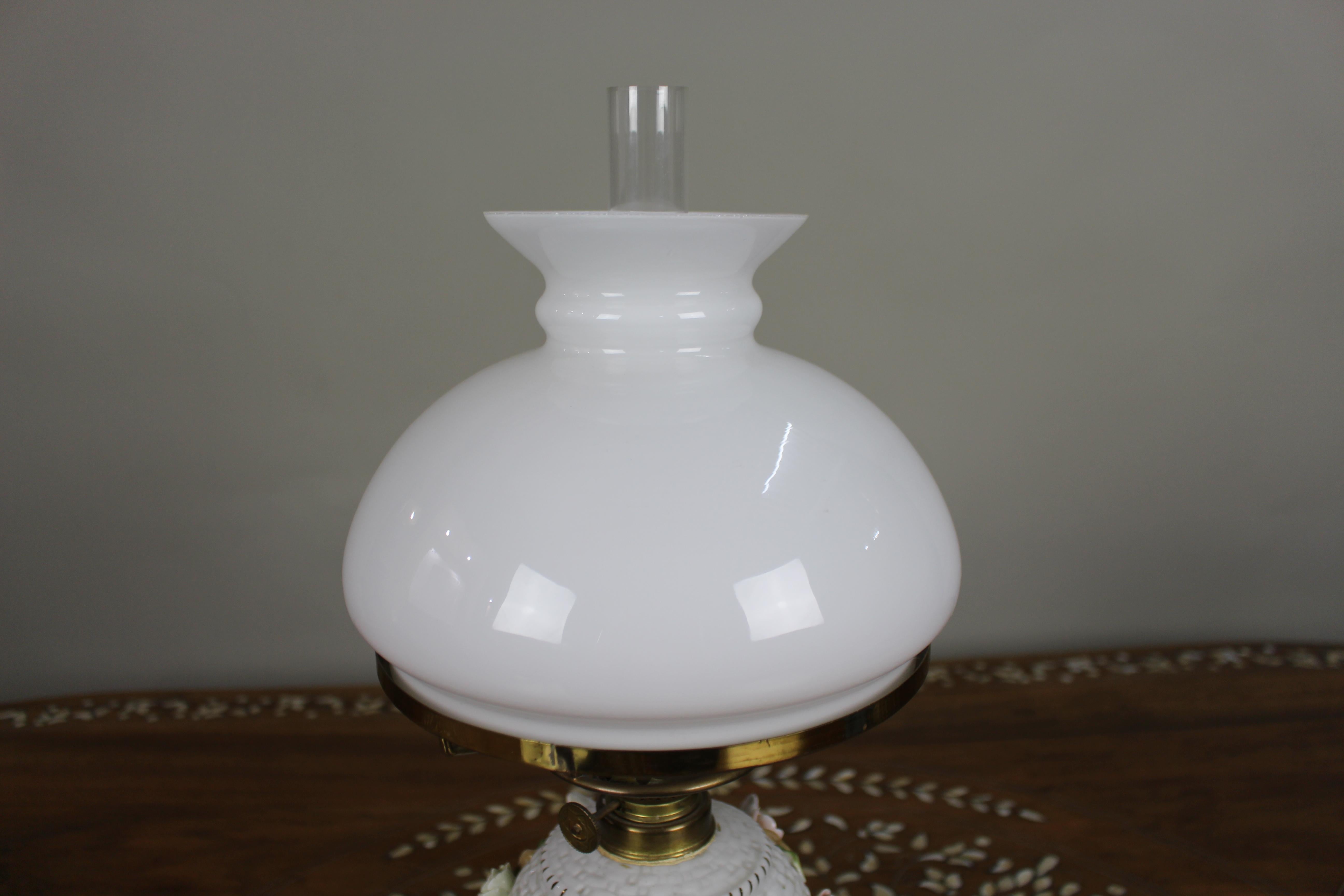 Dresden Porcelain Öllampe mit Putten, um 1890 (19. Jahrhundert) im Angebot