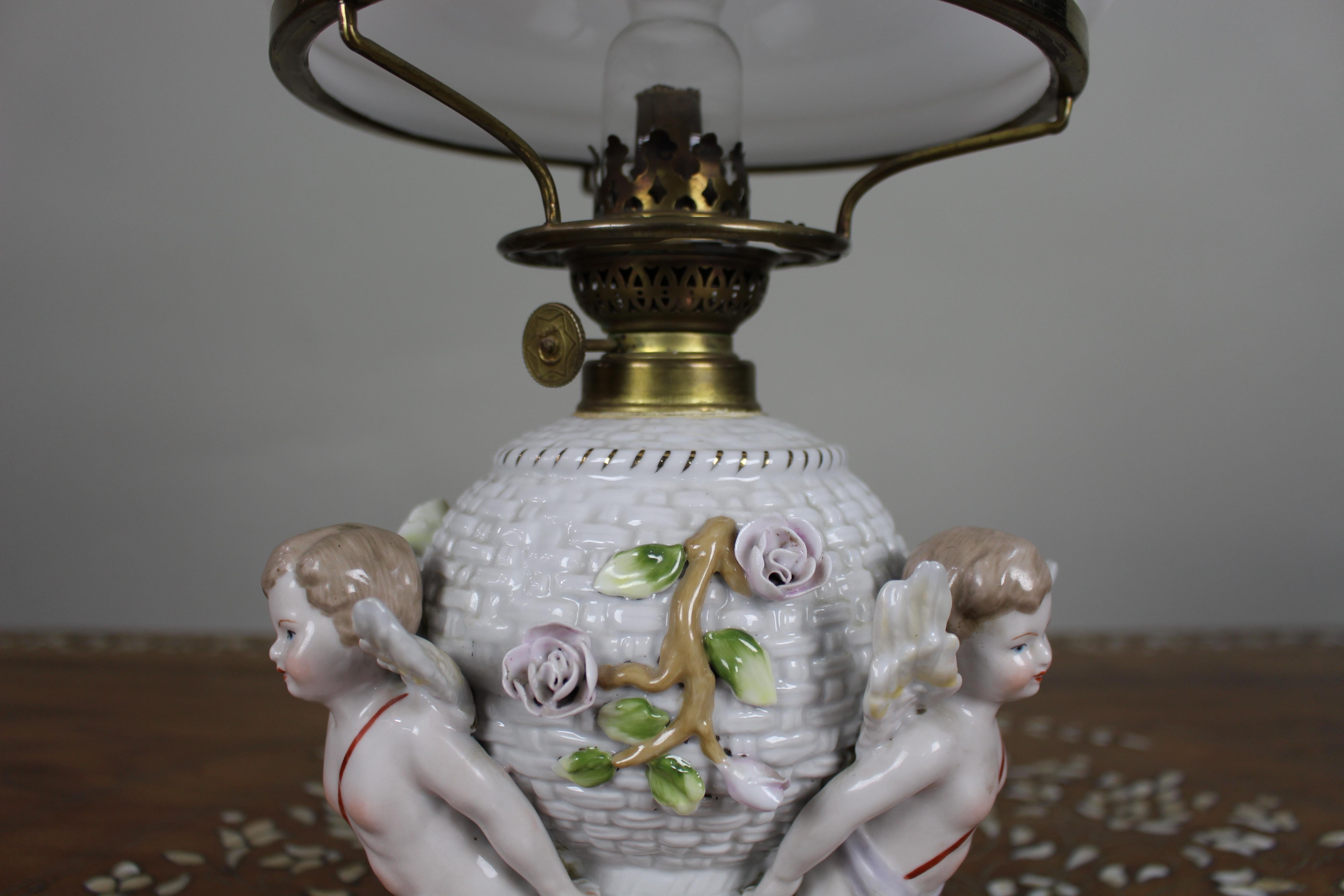 Dresden Porcelain Öllampe mit Putten, um 1890 (Porzellan) im Angebot