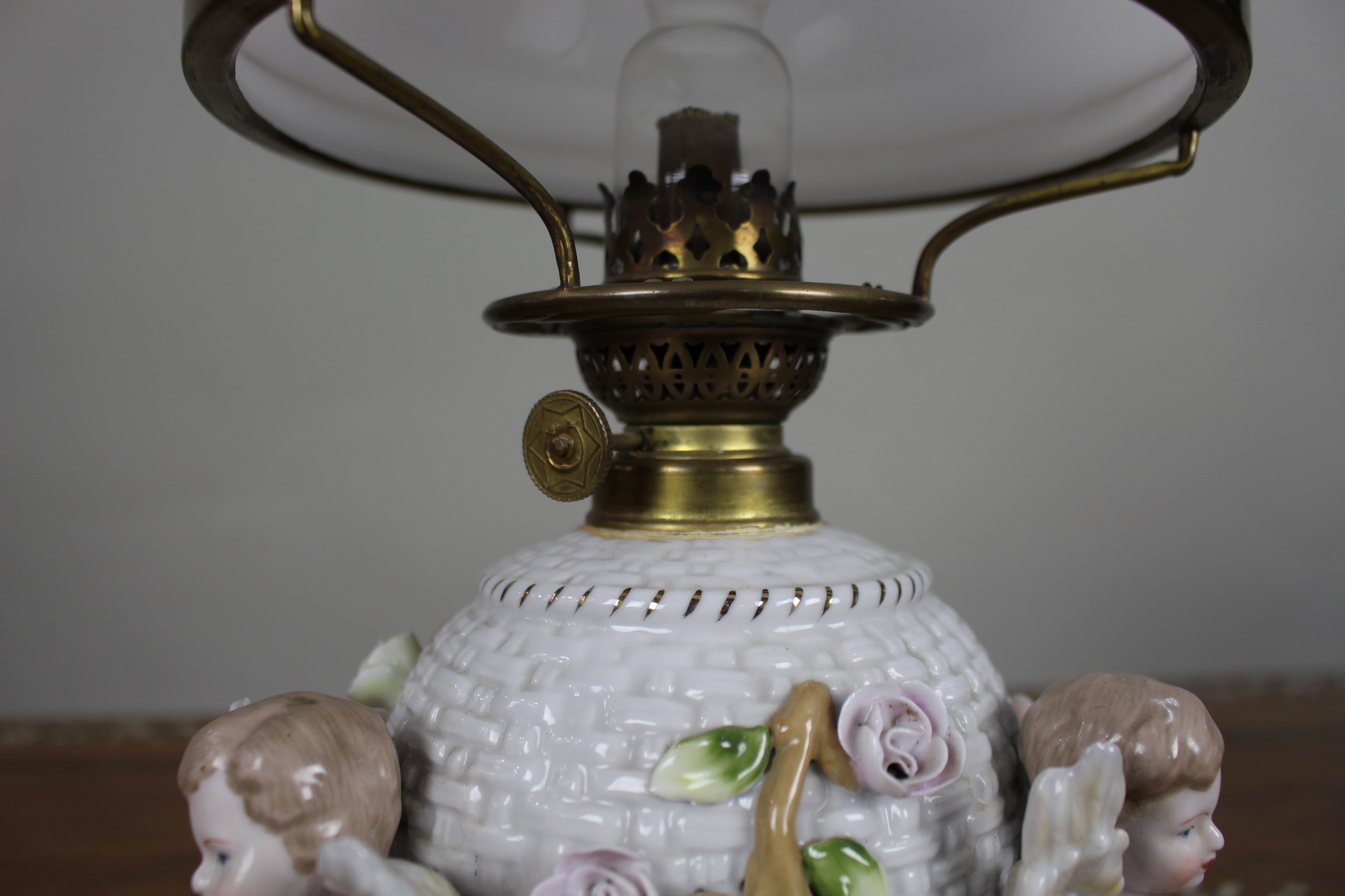Dresden Porcelain Öllampe mit Putten, um 1890 im Angebot 1