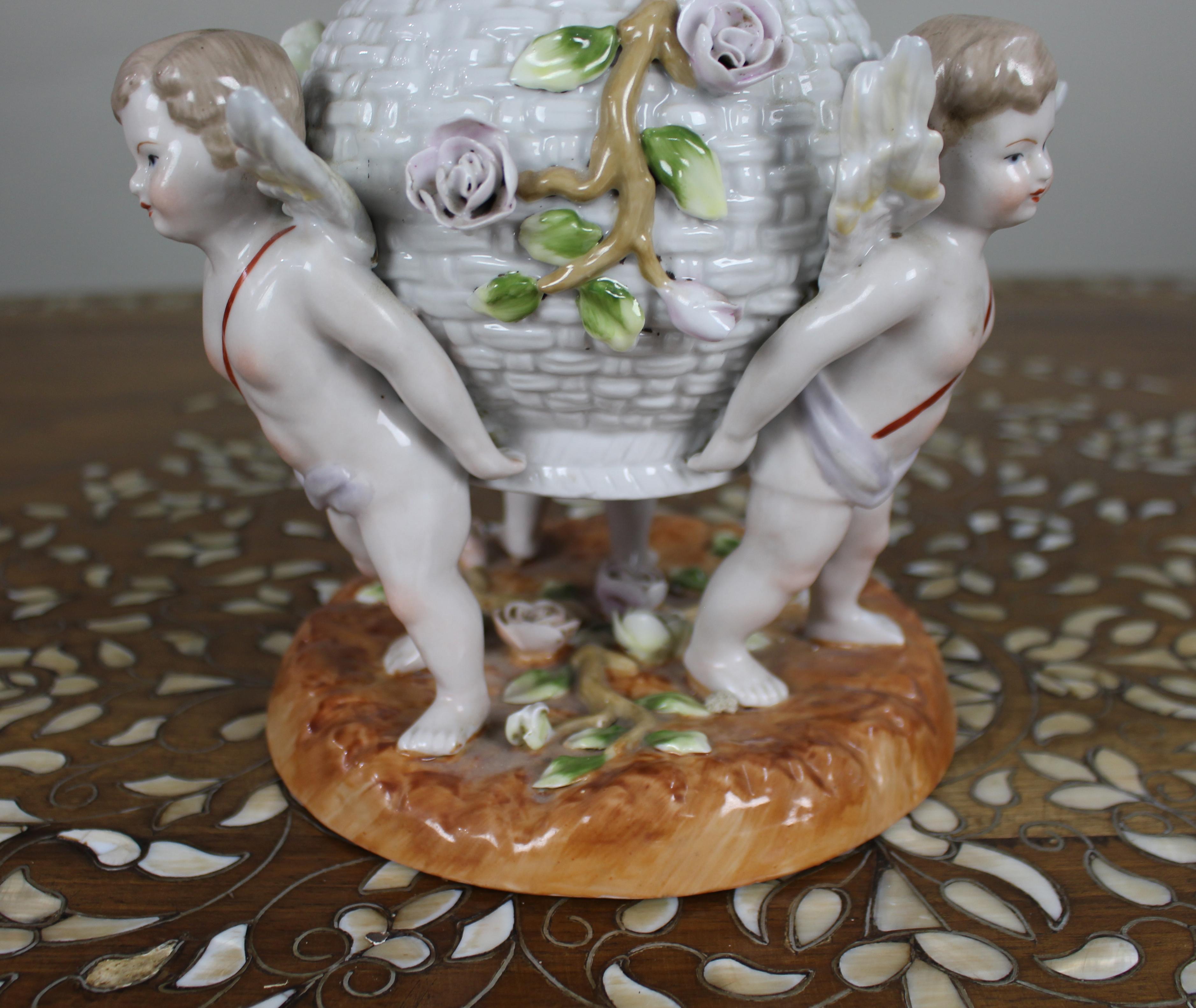 Dresden Porcelain Öllampe mit Putten, um 1890 im Angebot 2