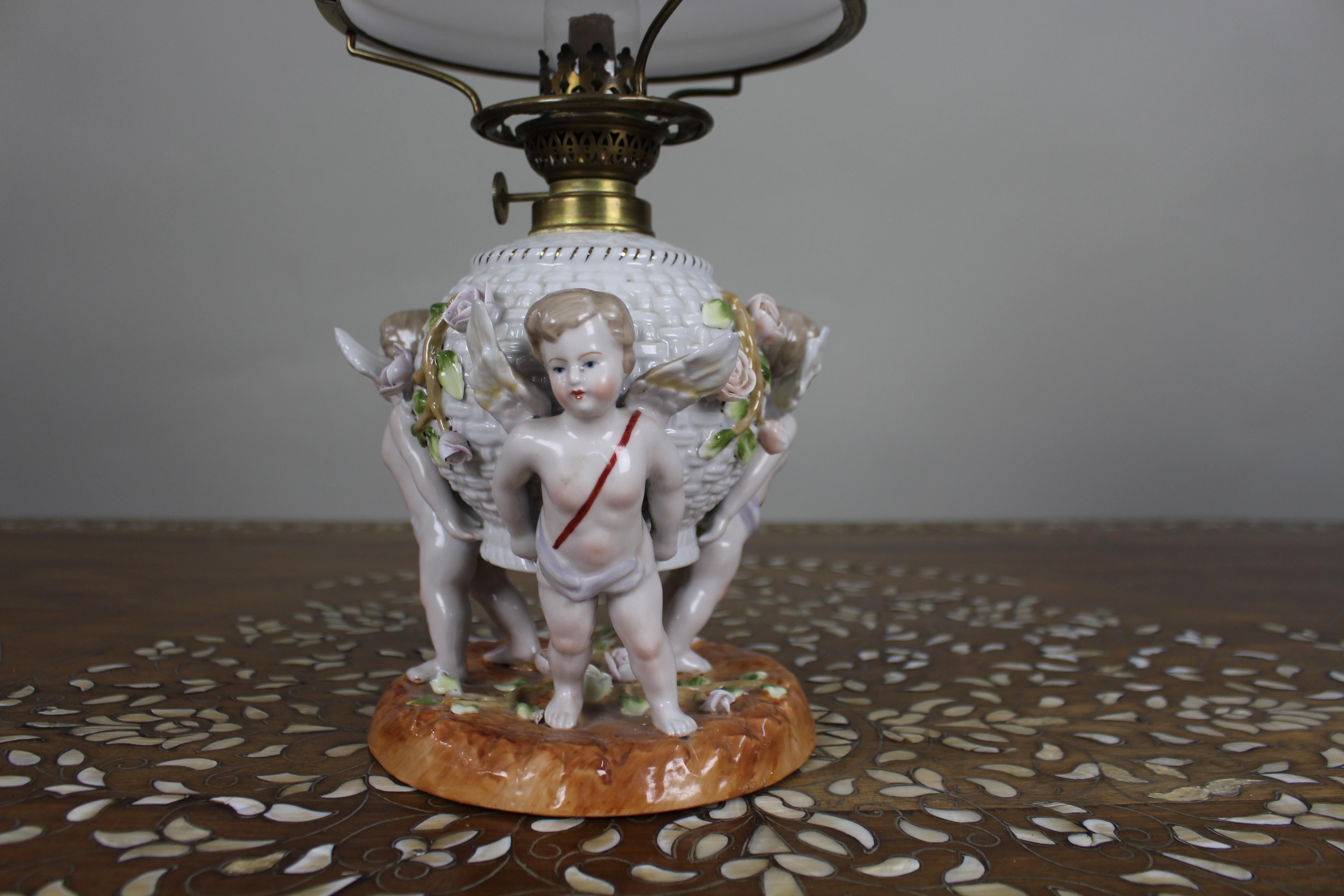Dresden Porcelain Öllampe mit Putten, um 1890 im Angebot 3