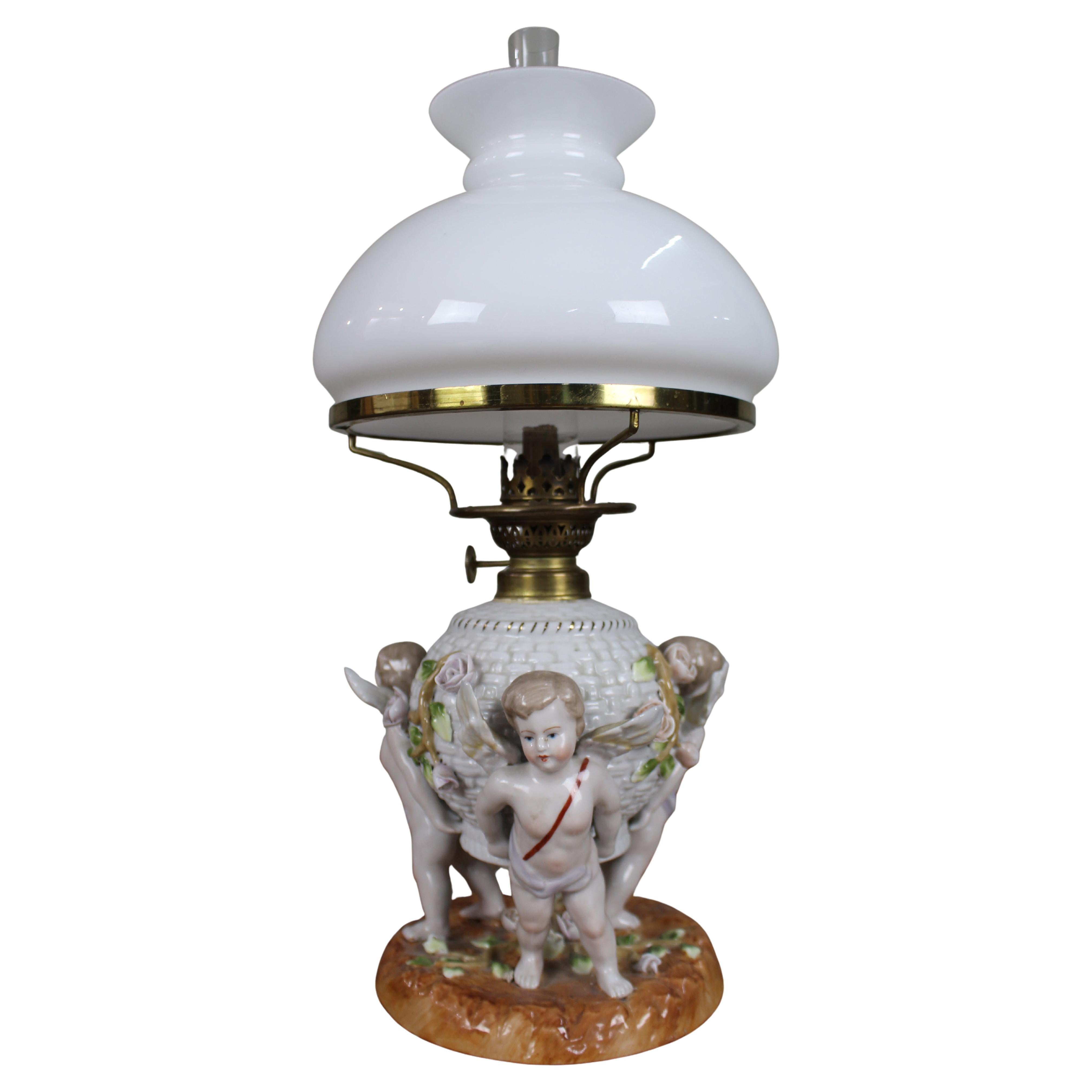 Dresden Porcelain Öllampe mit Putten, um 1890 im Angebot