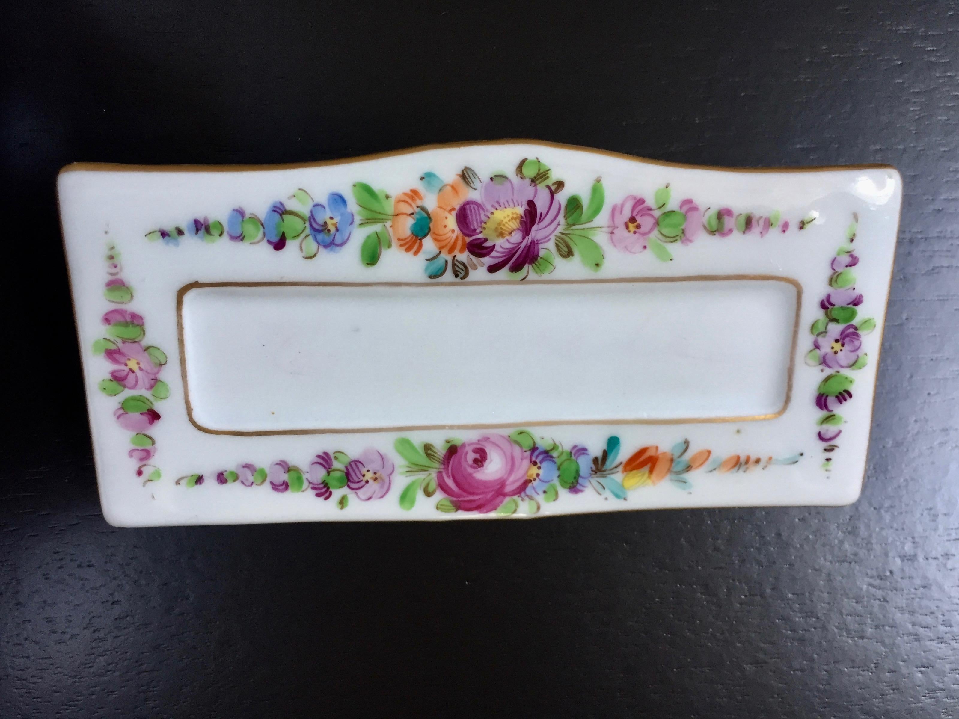 Set aus 12 Dresdner Tischkartenhaltern aus Porzellan. Mit handgemalten Blumen und Goldverzierung.