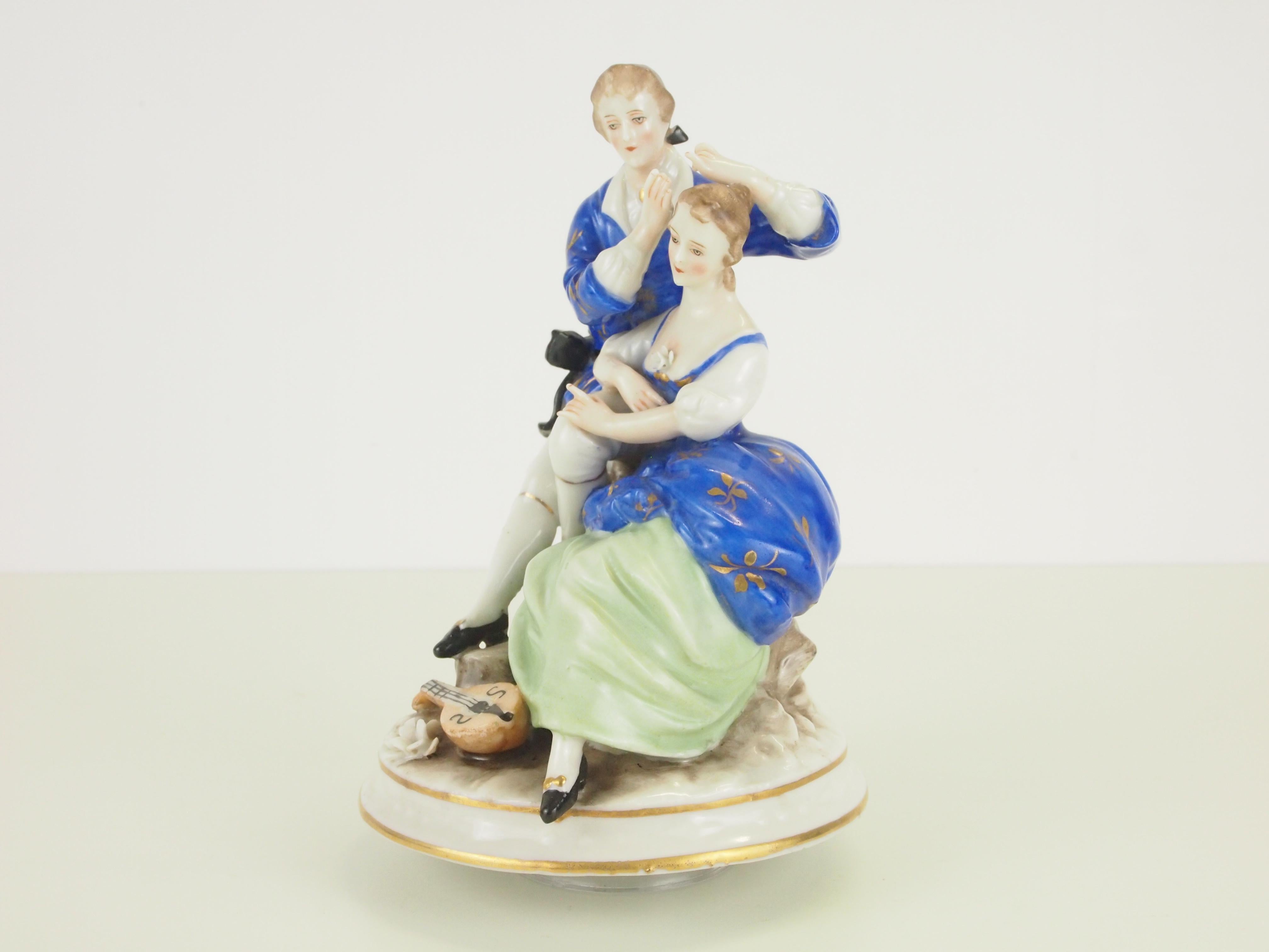 Dresden Porcelain Romantic Couple Statuette by Ackermann & Fritze In Good Condition For Sale In Hilversum, Noord Holland