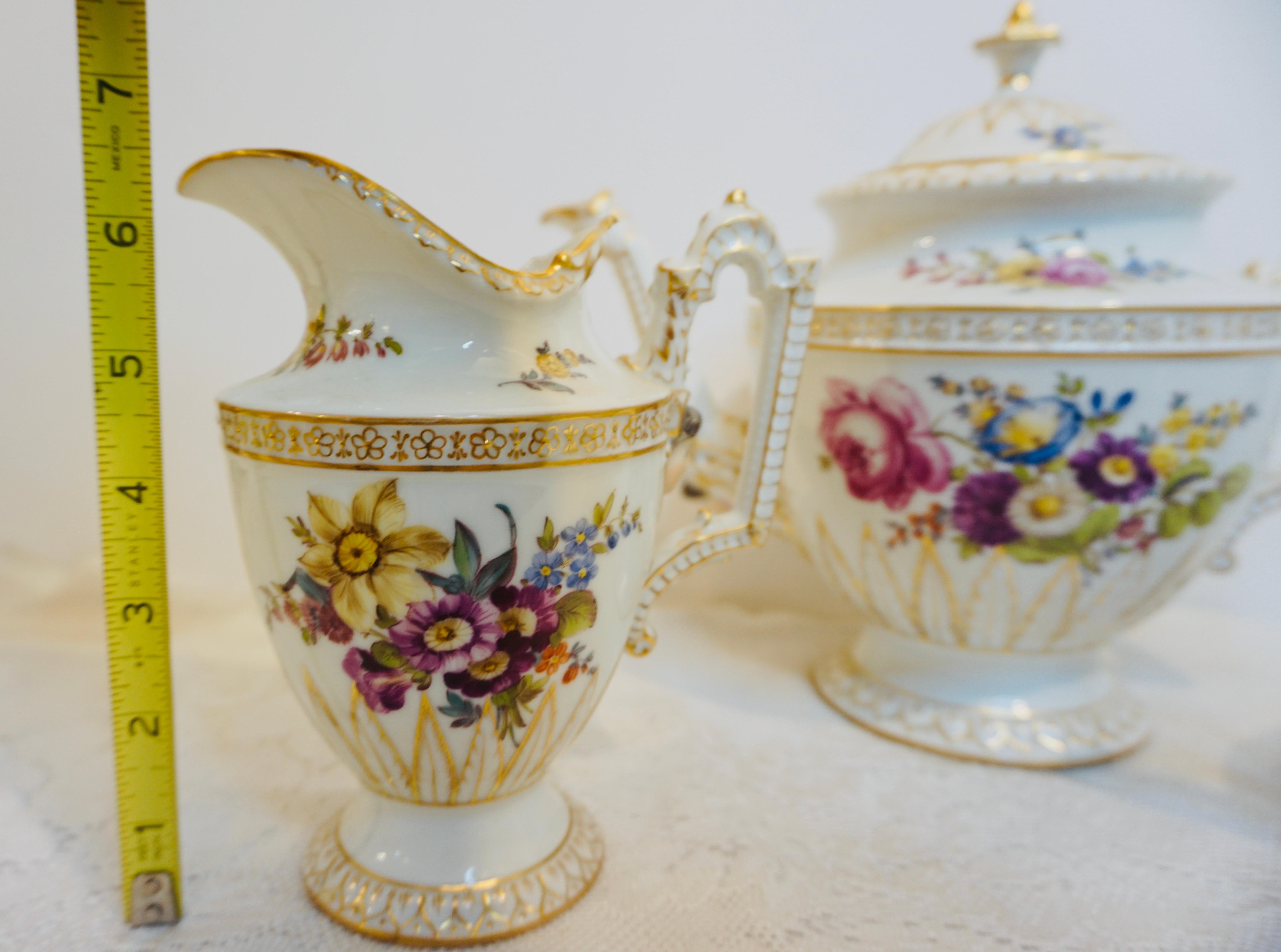 Service à thé de Dresde avec fleurs peintes à la main et visages figuratifs de femmes en relief en vente 6