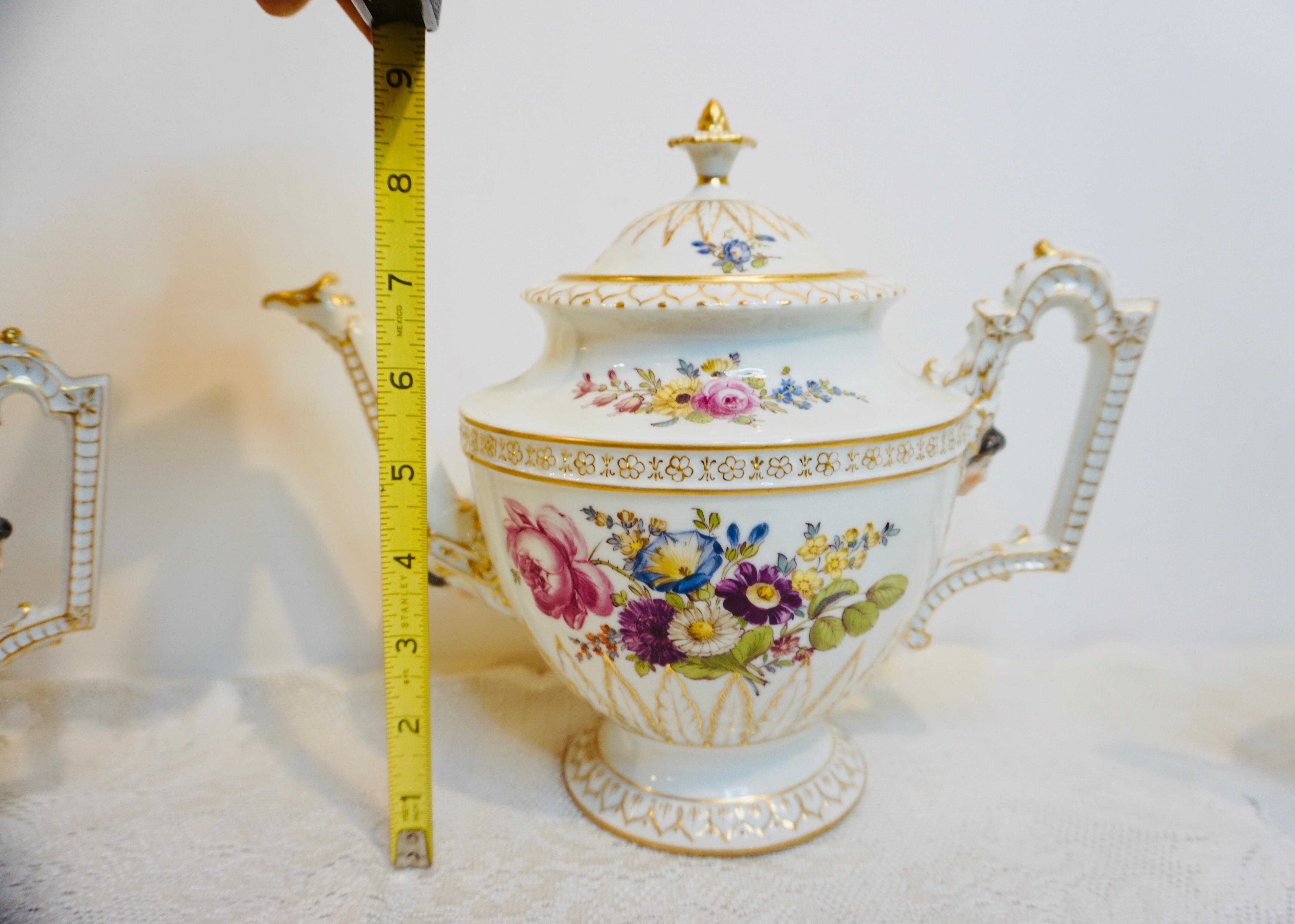 Service à thé de Dresde avec fleurs peintes à la main et visages figuratifs de femmes en relief en vente 8