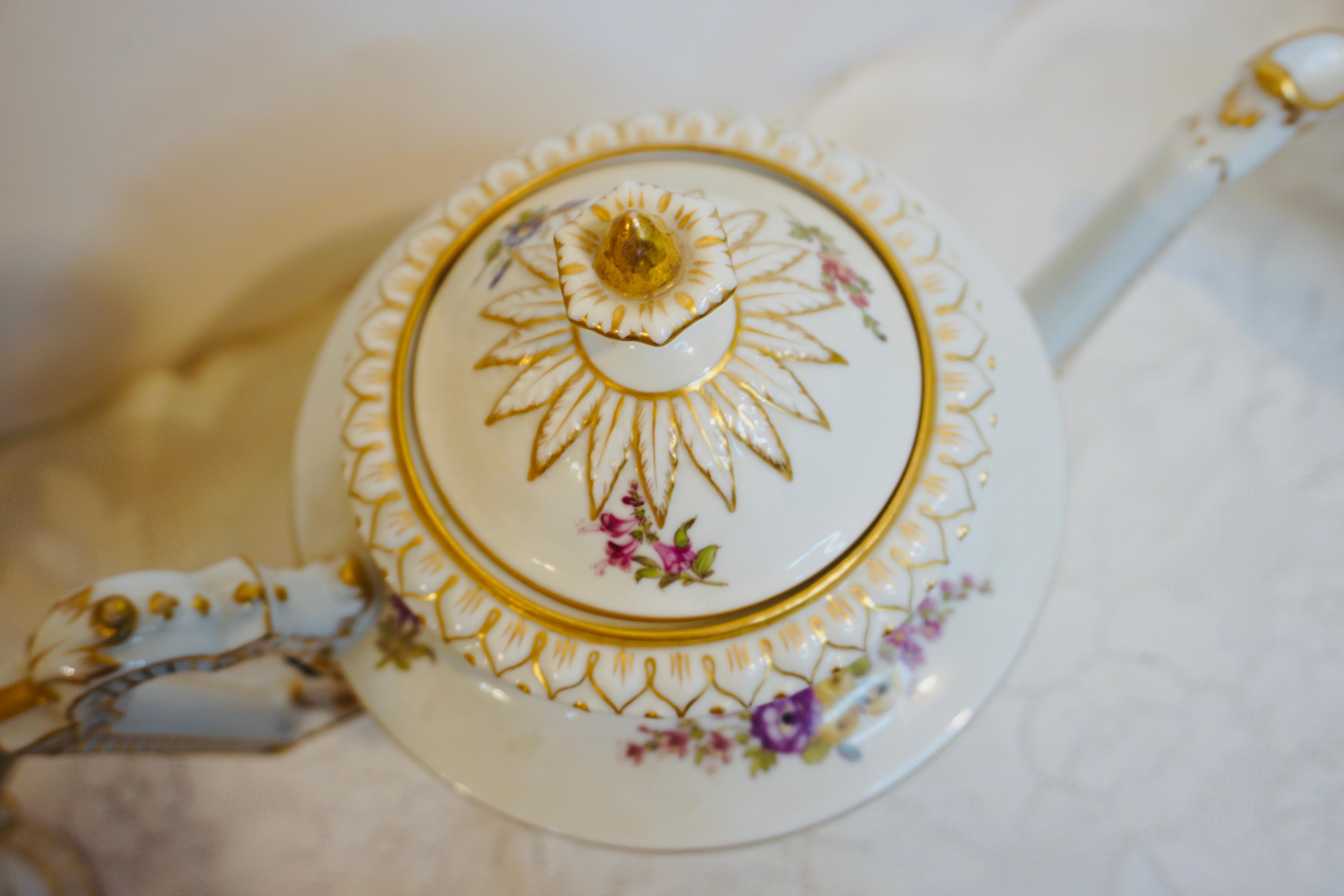 Service à thé de Dresde avec fleurs peintes à la main et visages figuratifs de femmes en relief en vente 11