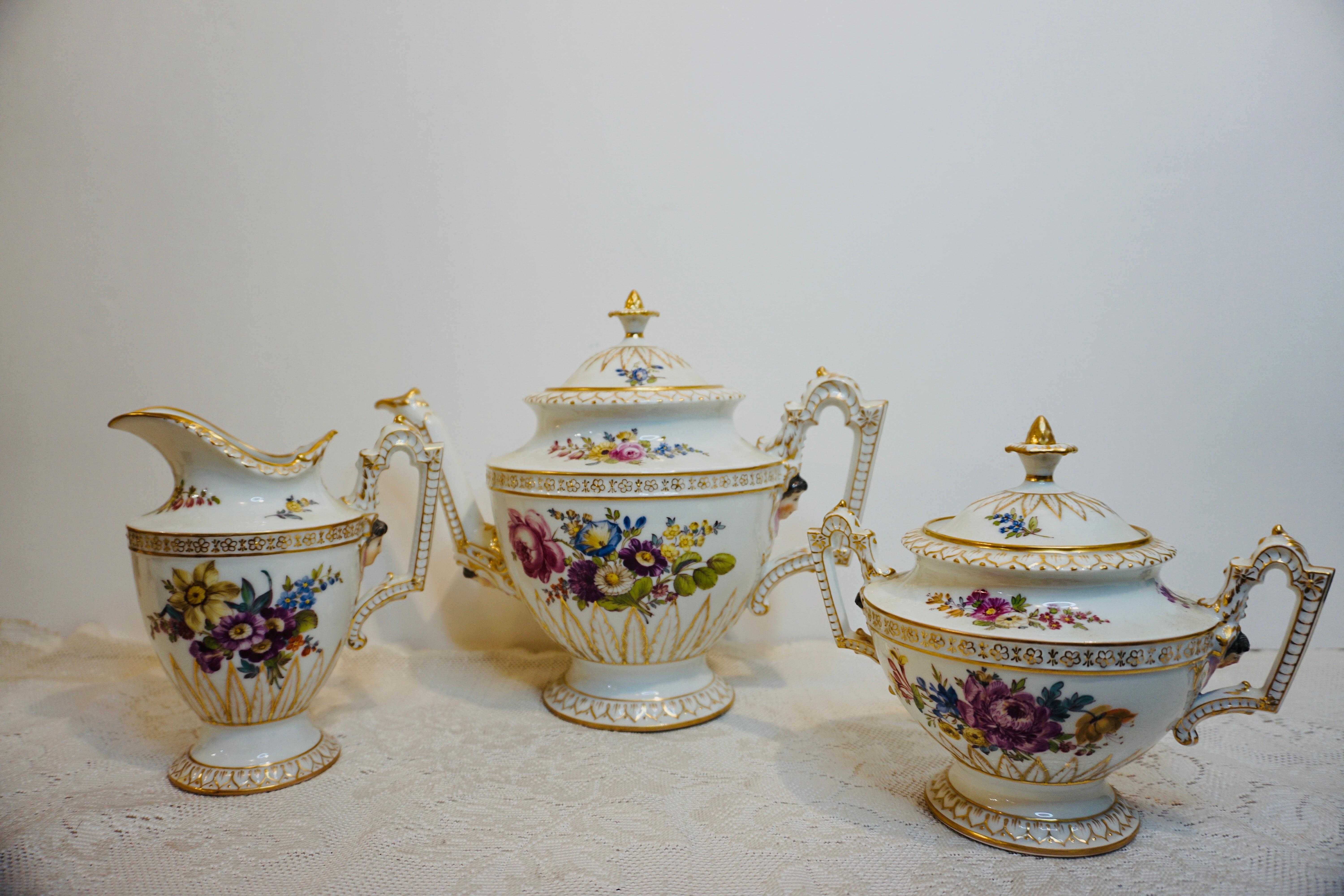 Rococo Service à thé de Dresde avec fleurs peintes à la main et visages figuratifs de femmes en relief en vente