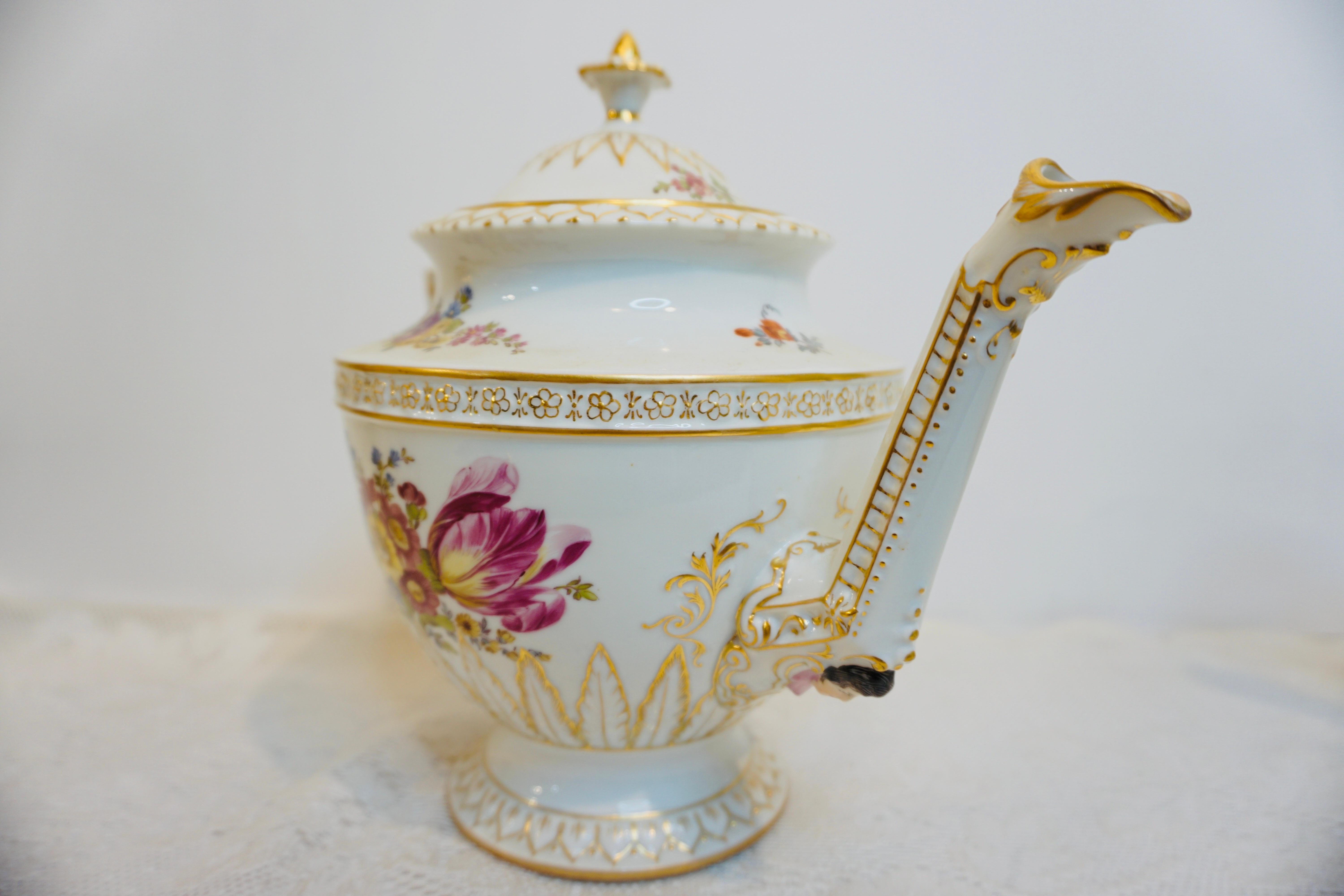 Service à thé de Dresde avec fleurs peintes à la main et visages figuratifs de femmes en relief Bon état - En vente à Boston, MA