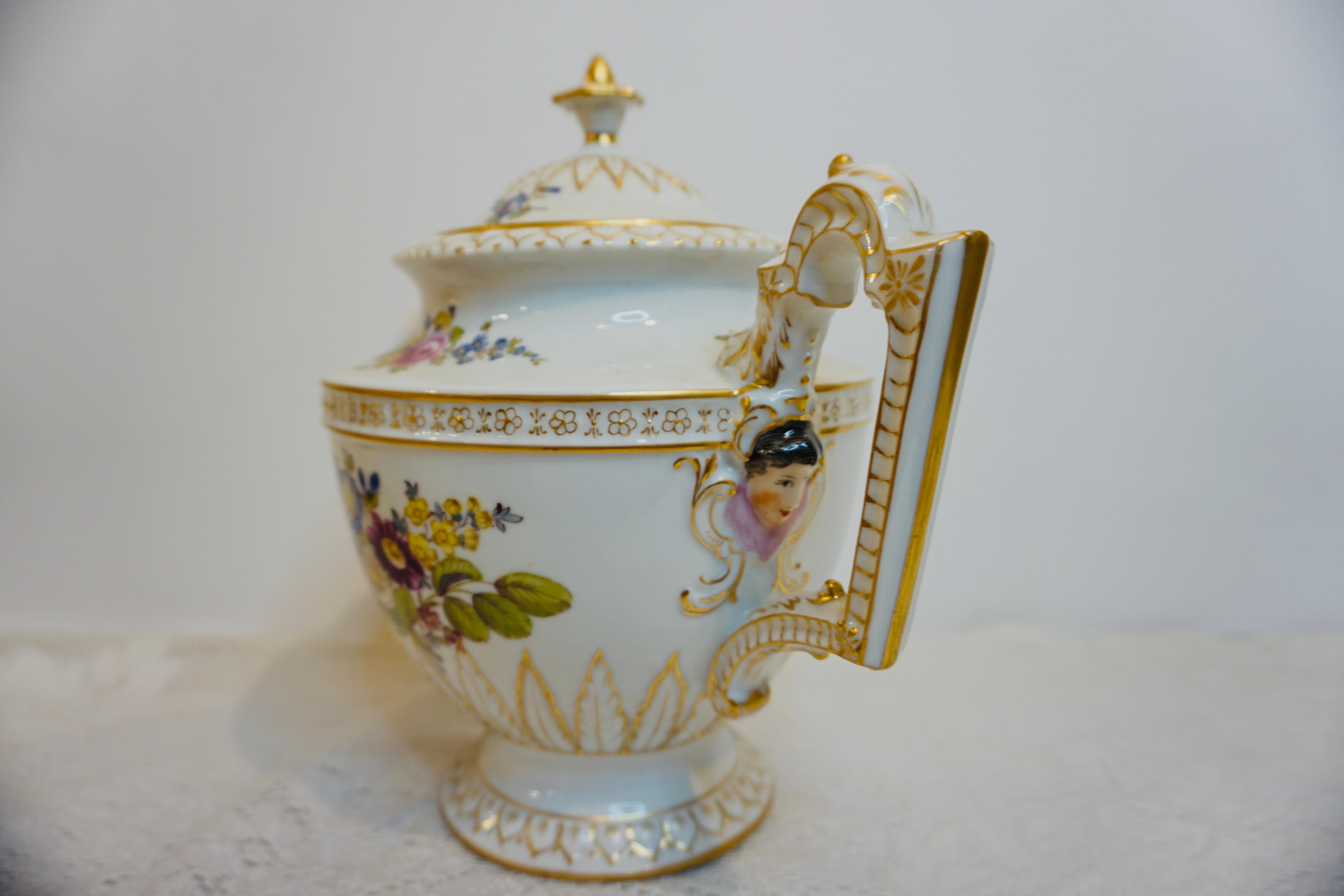 Porcelaine Service à thé de Dresde avec fleurs peintes à la main et visages figuratifs de femmes en relief en vente