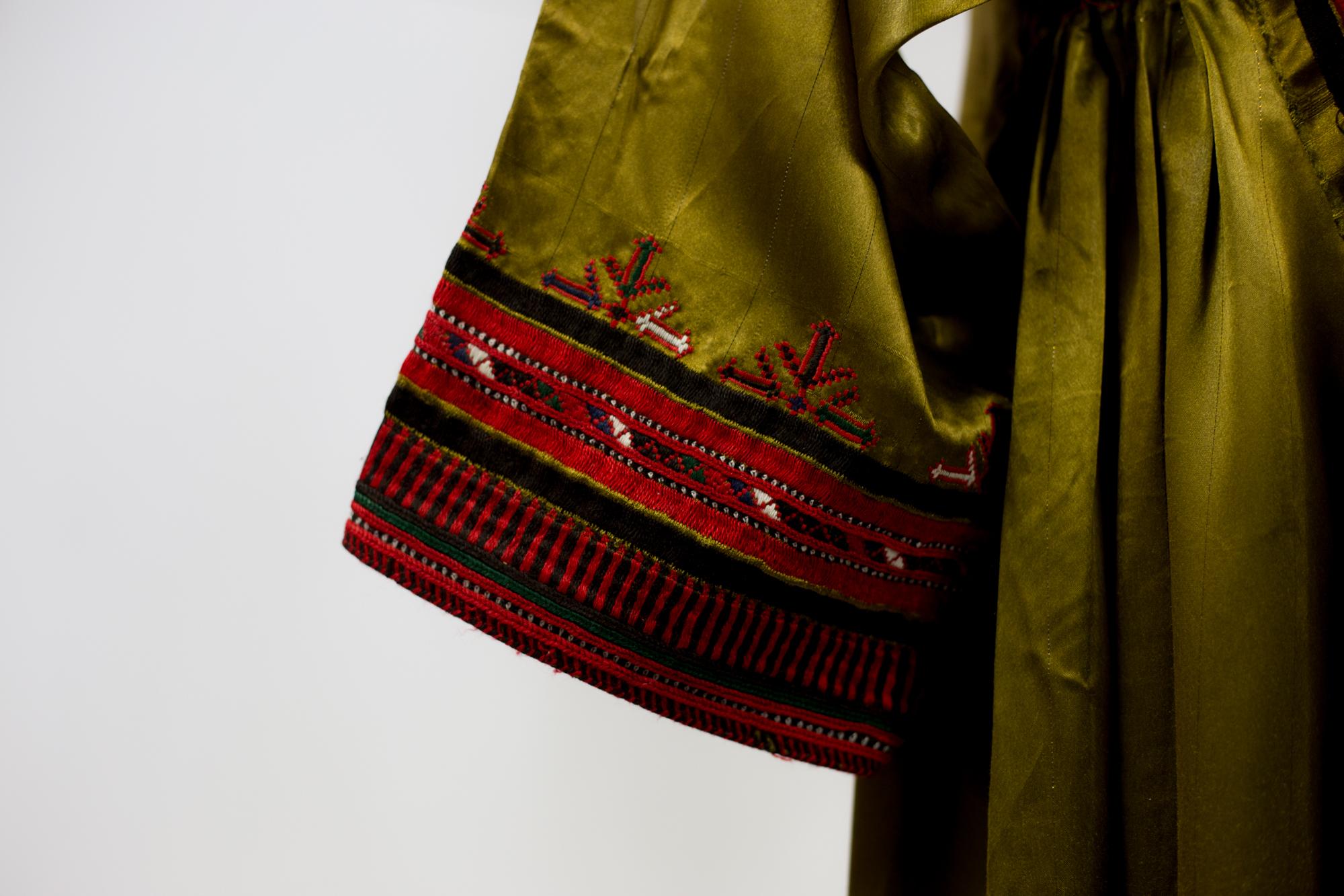 Un Vestido Étnico Bordado con Blusa de Satén de Bronce - India Circa 1970 5