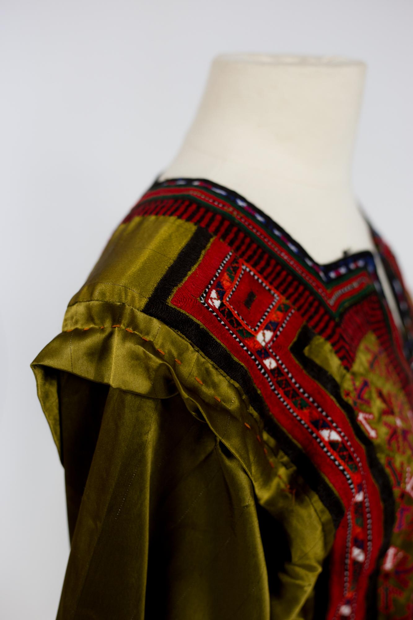 Un Vestido Étnico Bordado con Blusa de Satén de Bronce - India Circa 1970 7