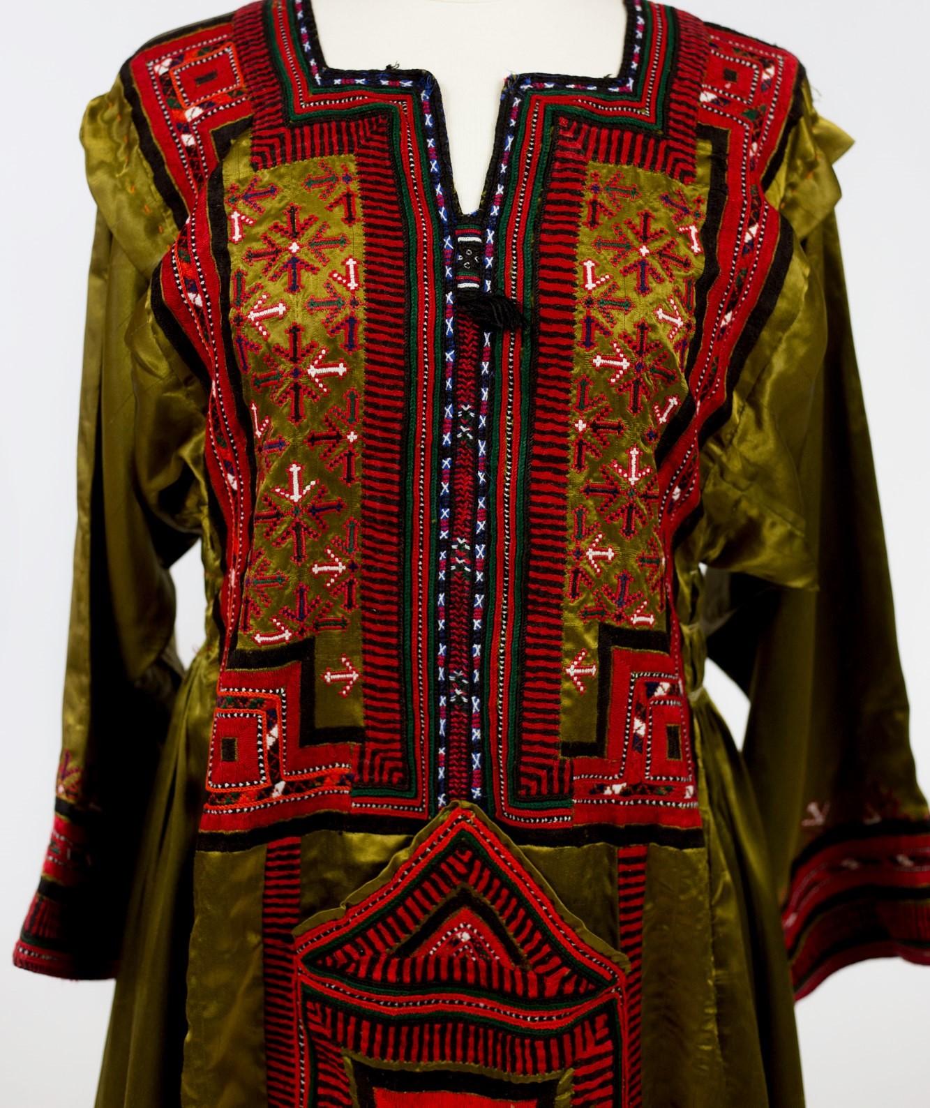 An Ethnic Bronze Satin Blouse Embroidered Dress - India Circa 1970 For Sale 7