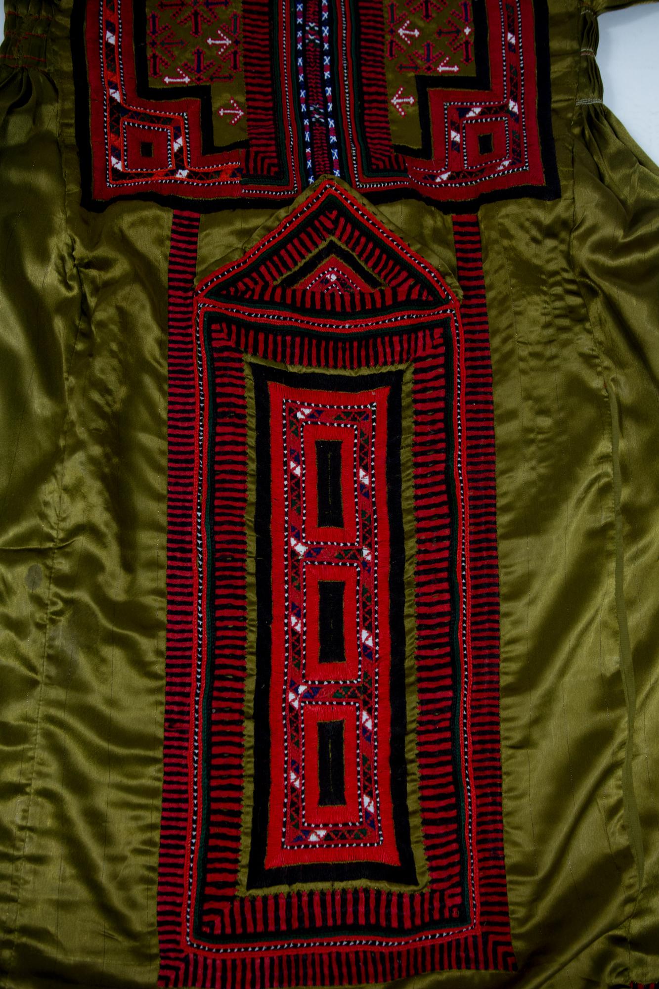 Un Vestido Étnico Bordado con Blusa de Satén de Bronce - India Circa 1970 en Bueno Estado en Toulon, FR