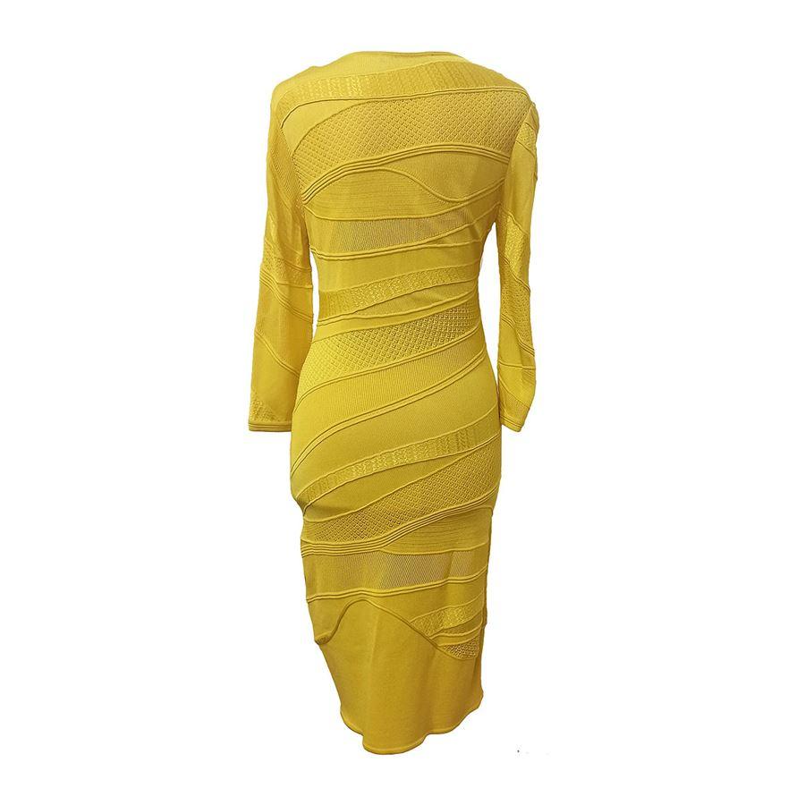 Missing composition and size tag Yellow color V neck With paired petticoat 3/4 sleeves Maximum length cm 98 (3858 inches) Shoulders cm 40 (1574 inches)
