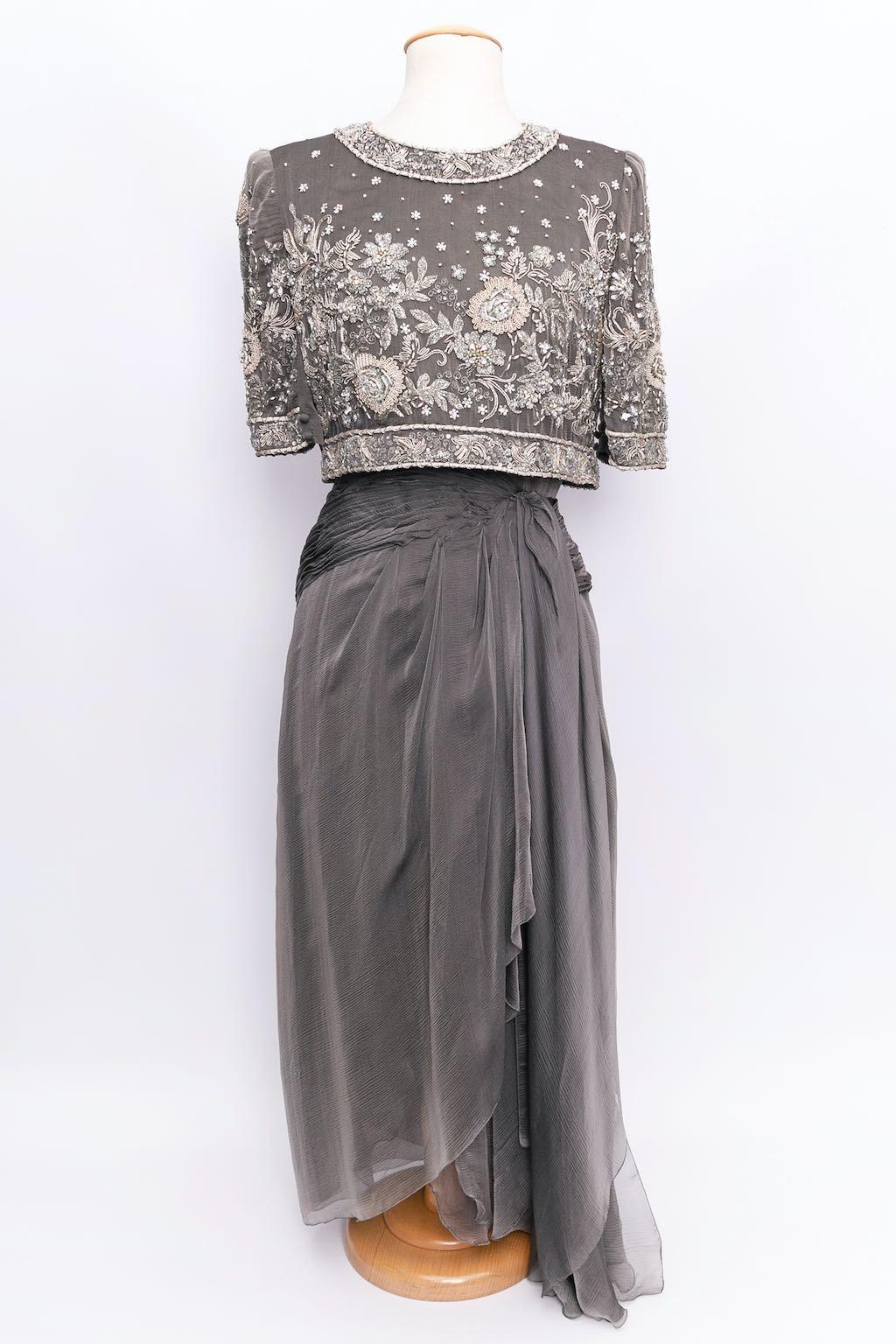 ANONYMOUS - Vestido Hand Made de seda bordada. Sin composición, marca ni etiqueta de talla, se ajusta a una talla 36FR.

Estado:
Muy buen estado

Medidas:
Hombros: 40 cm (15,74